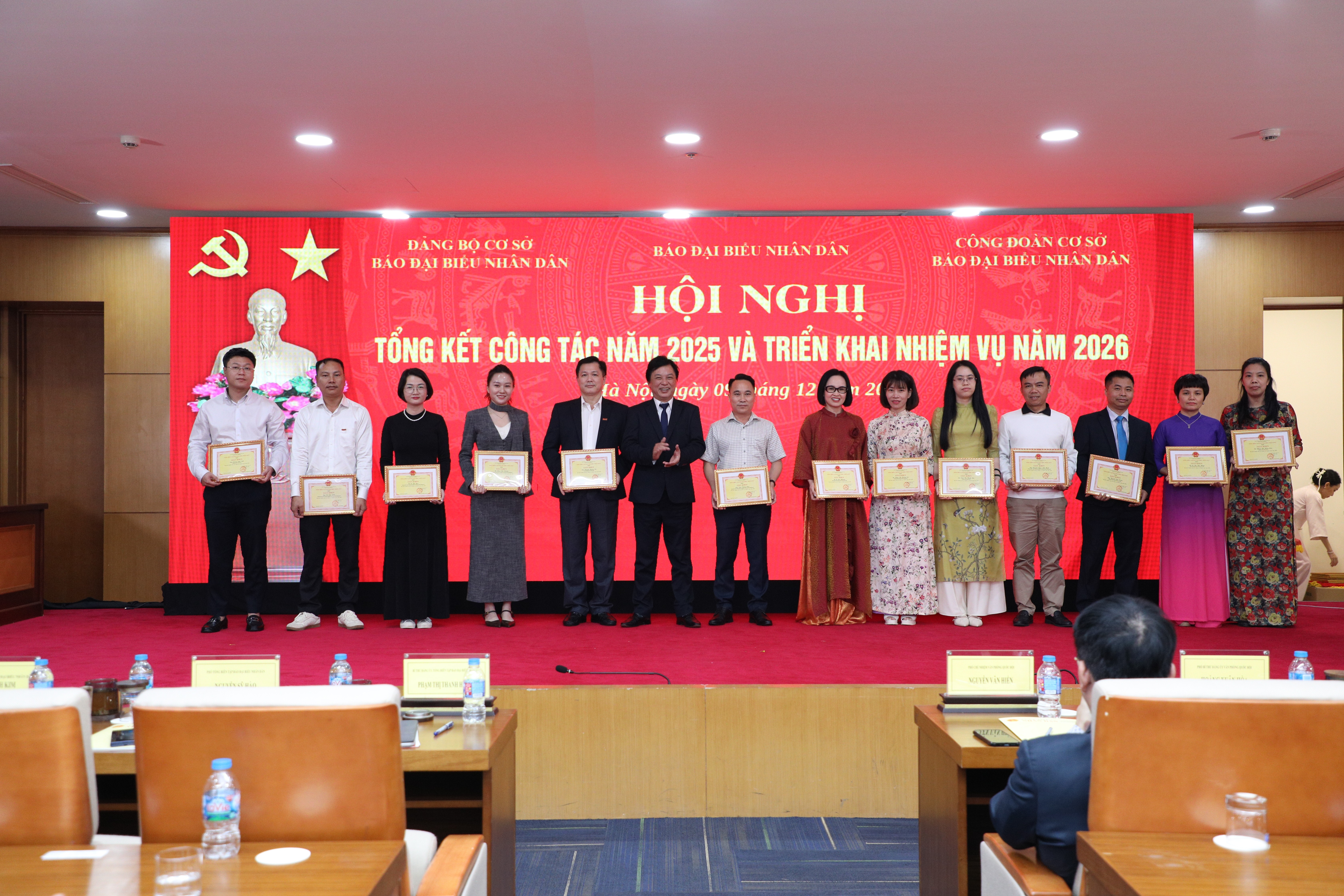 পিপলস কংগ্রেস সংবাদপত্রের ডেপুটি এডিটর-ইন-চিফ লে থান কিম ২০২৫ সালে তাদের পেশাগত কাজগুলি চমৎকারভাবে সম্পন্নকারী ব্যক্তিদের পিপলস কংগ্রেস সংবাদপত্রের এডিটর-ইন-চিফের কাছ থেকে যোগ্যতার সার্টিফিকেট প্রদান করেছেন (খান দুয়)