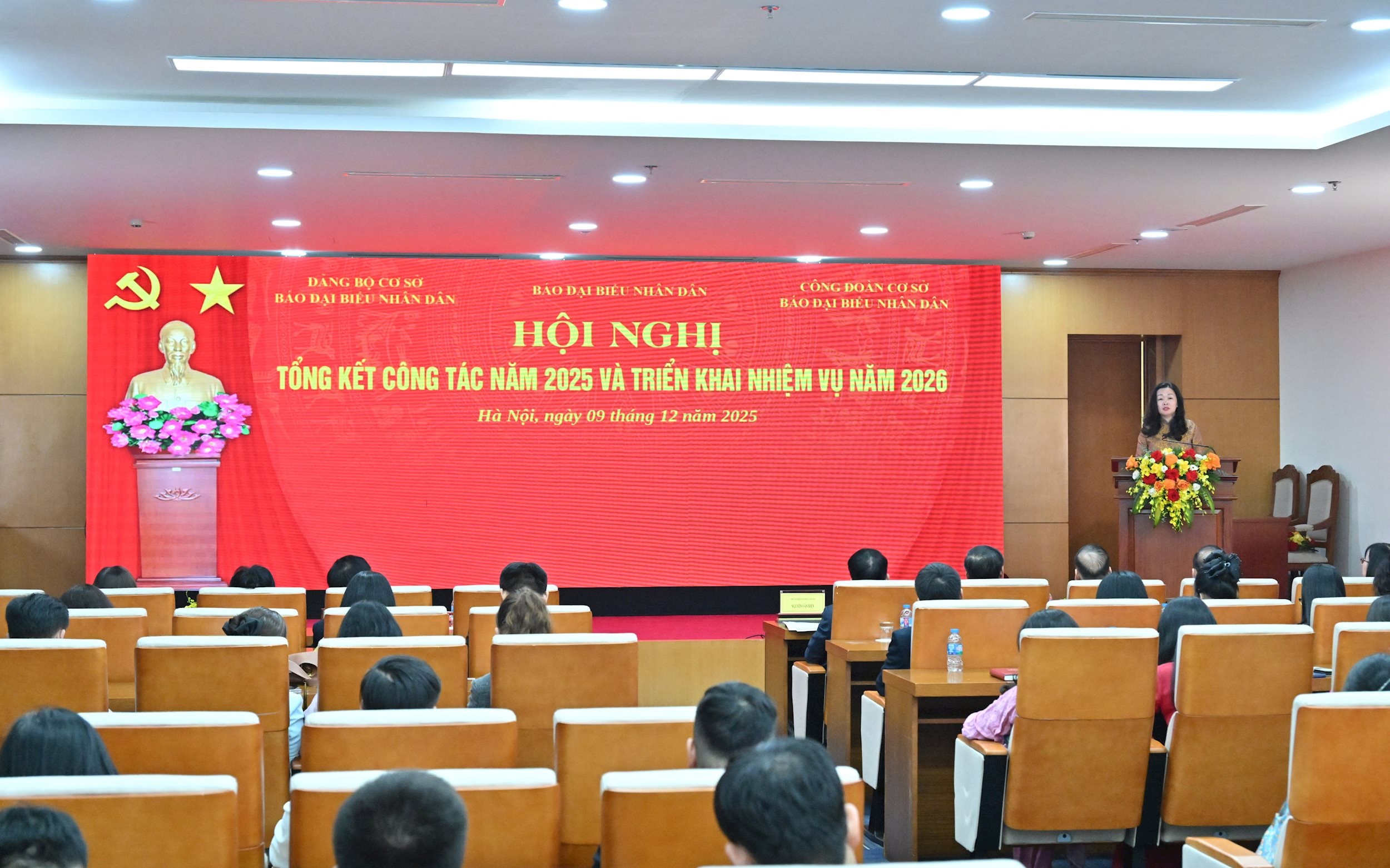 পিপলস রিপ্রেজেন্টেটিভ সংবাদপত্রের প্রধান সম্পাদক ফাম থি থান হুয়েন বক্তব্য রাখছেন VQK_3618