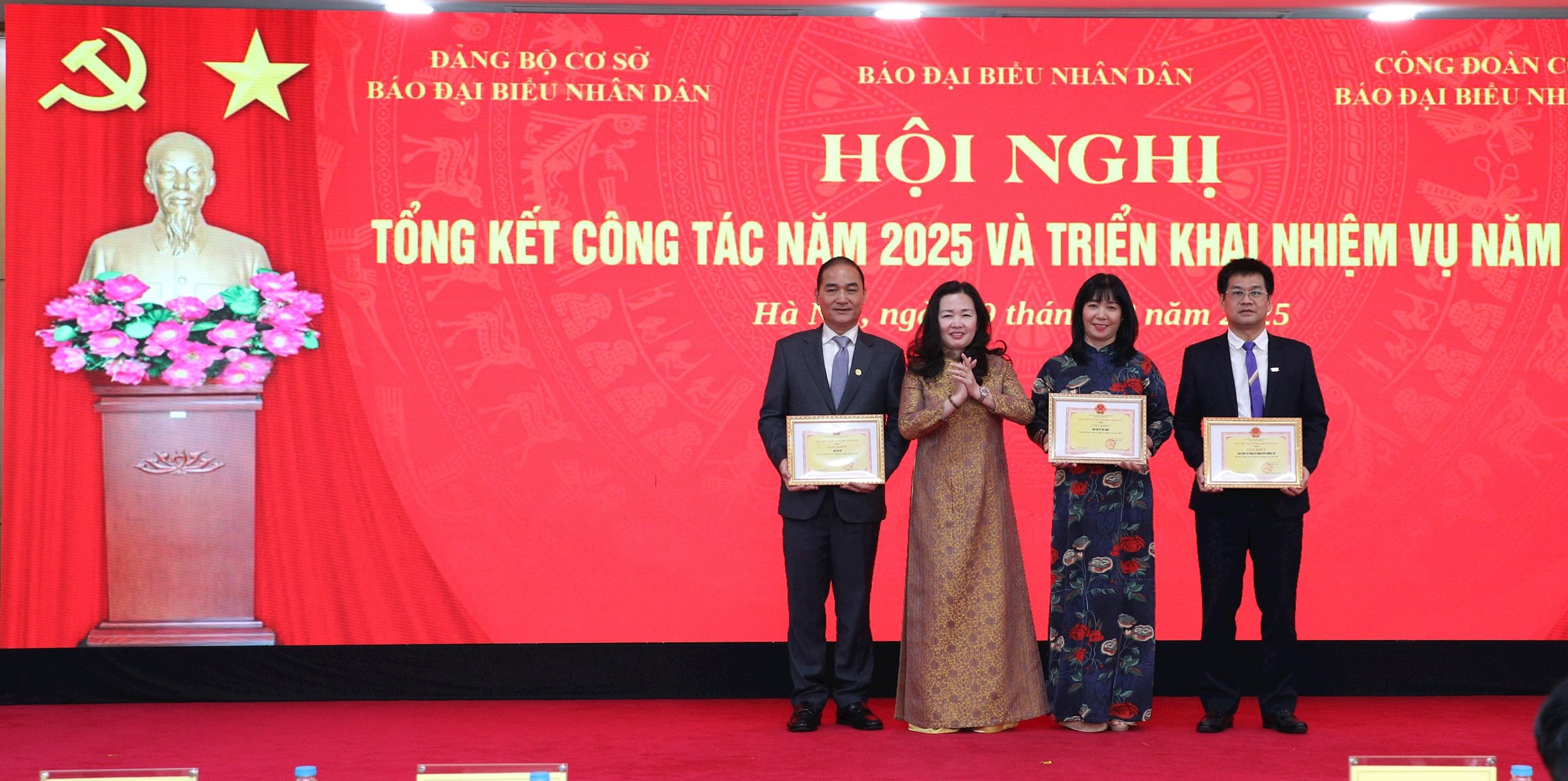 পিপলস রিপ্রেজেন্টেটিভ নিউজপেপারের প্রধান সম্পাদক ফাম থি থান হুয়েন তাদের পেশাগত কাজগুলি চমৎকারভাবে সম্পন্ন করেছে এমন গোষ্ঠীগুলিকে প্রধান সম্পাদকের কাছ থেকে যোগ্যতার শংসাপত্র প্রদান করেন (খান দুয়)