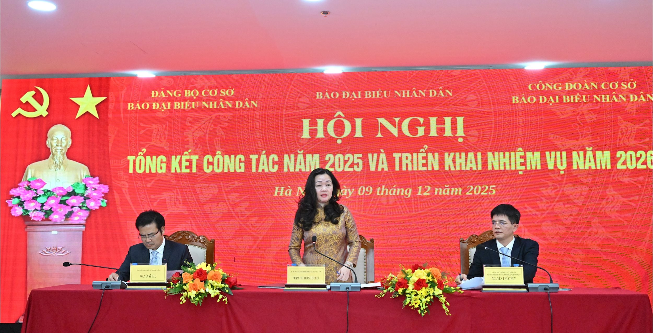 পিপলস রিপ্রেজেন্টেটিভ নিউজপেপারের প্রধান সম্পাদক ফাম থি থান হুয়েন এবং পিপলস রিপ্রেজেন্টেটিভ নিউজপেপারের নেতারা VQK_3654