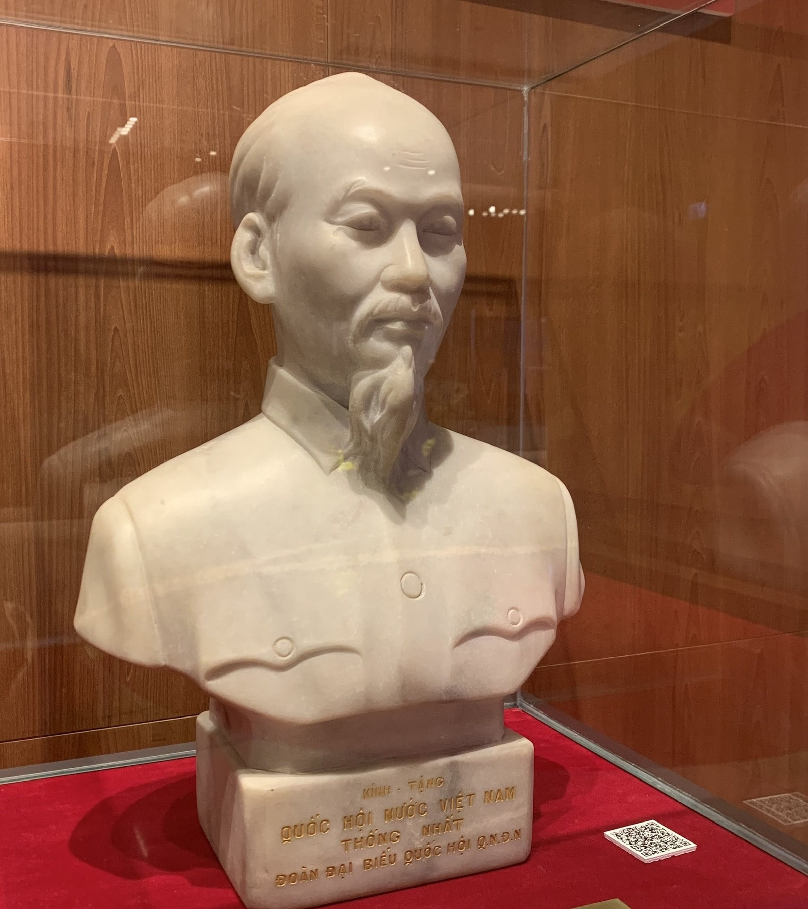 tượng chân dung Chủ tịch Hồ Chí Minh do Đoàn đại biểu Quốc hội tỉnh Quảng Nam – Đà Nẵng tặng Quốc hội Việt Nam thống nhất năm 1976