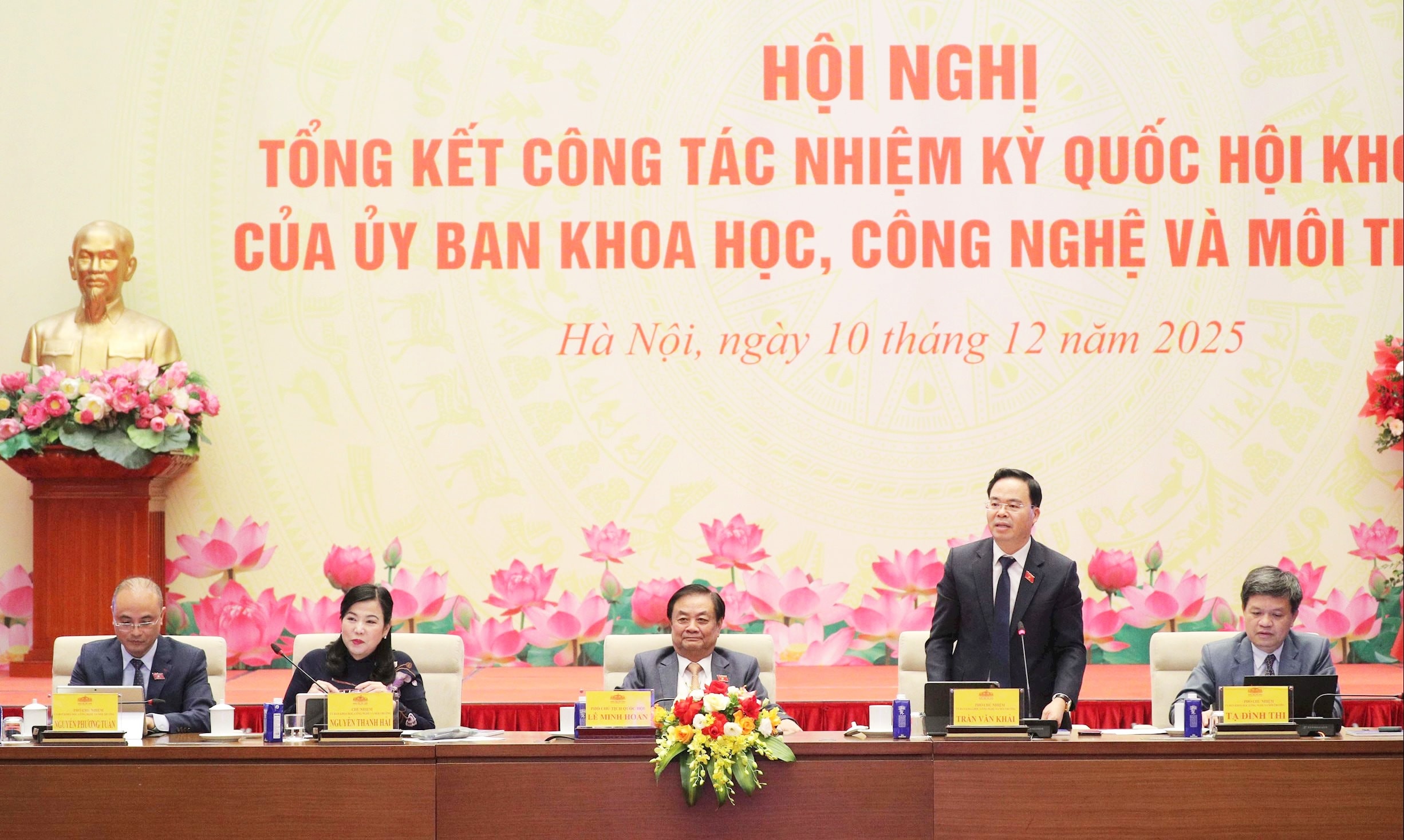 سائنس، ٹیکنالوجی اور ماحولیات کی کمیٹی کے وائس چیئرمین ٹران وان کھائی خطاب کر رہے ہیں۔