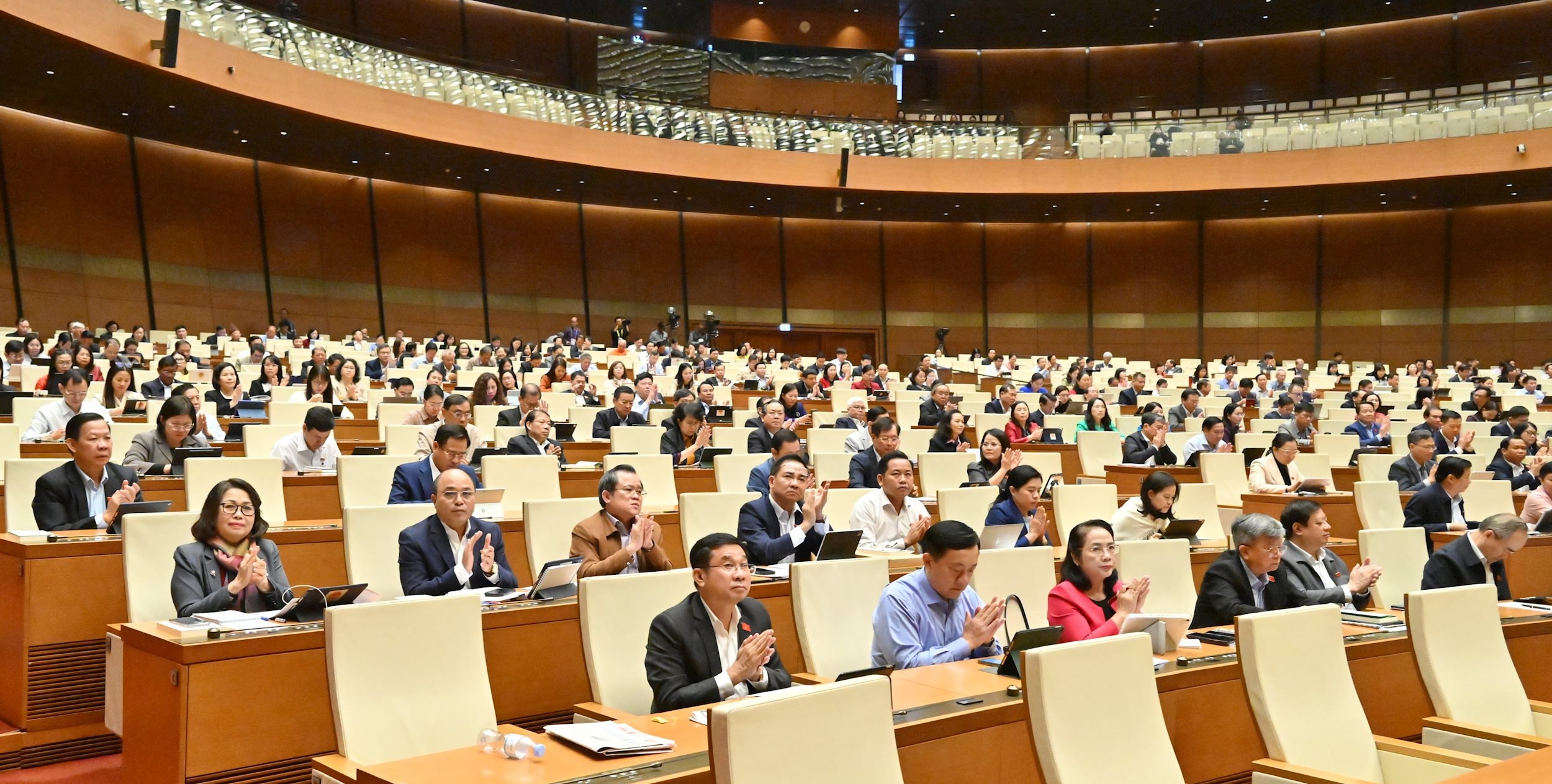 Các đại biểu tại phiên họpVQK_4392