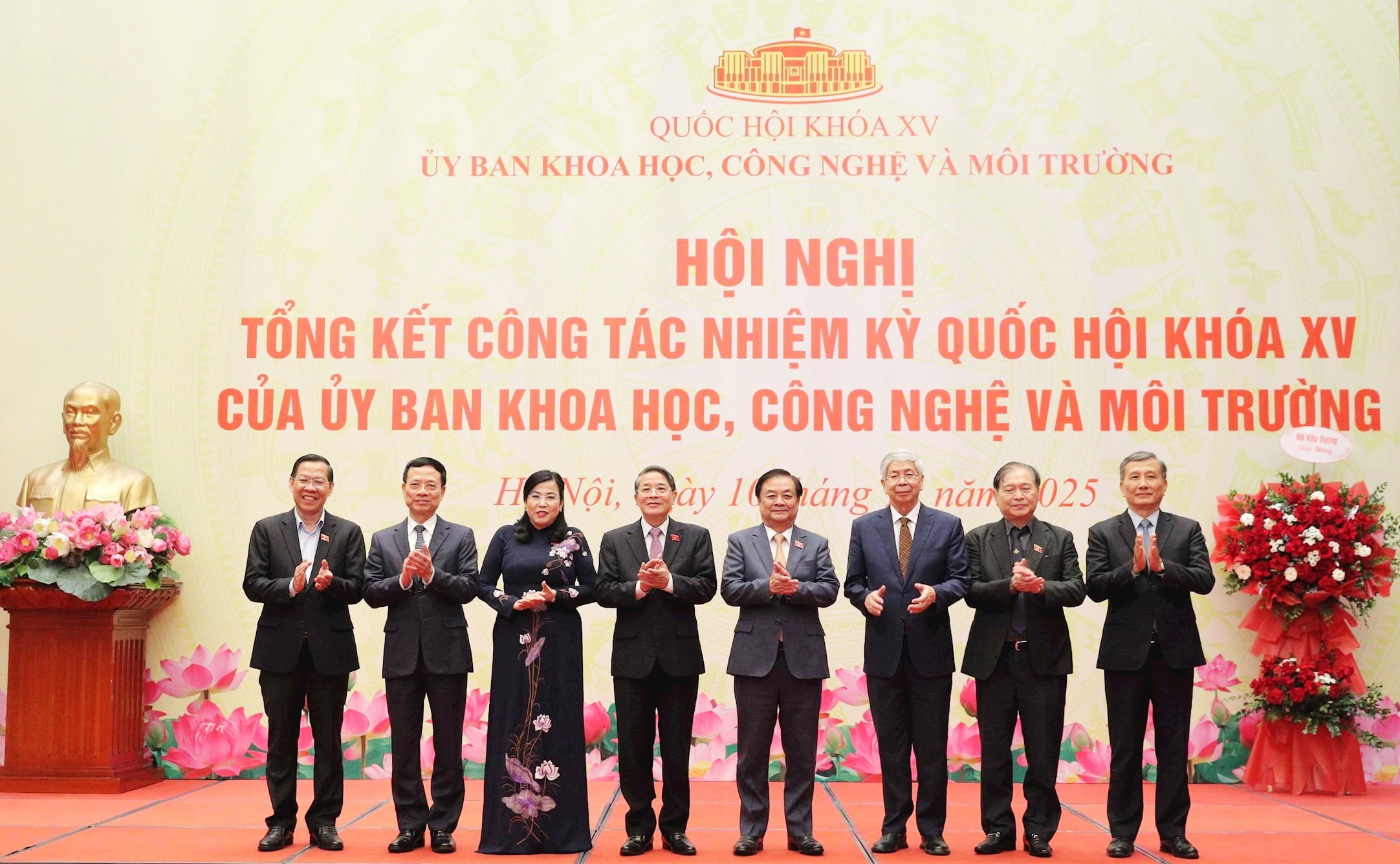 Delegații fac fotografii suvenir