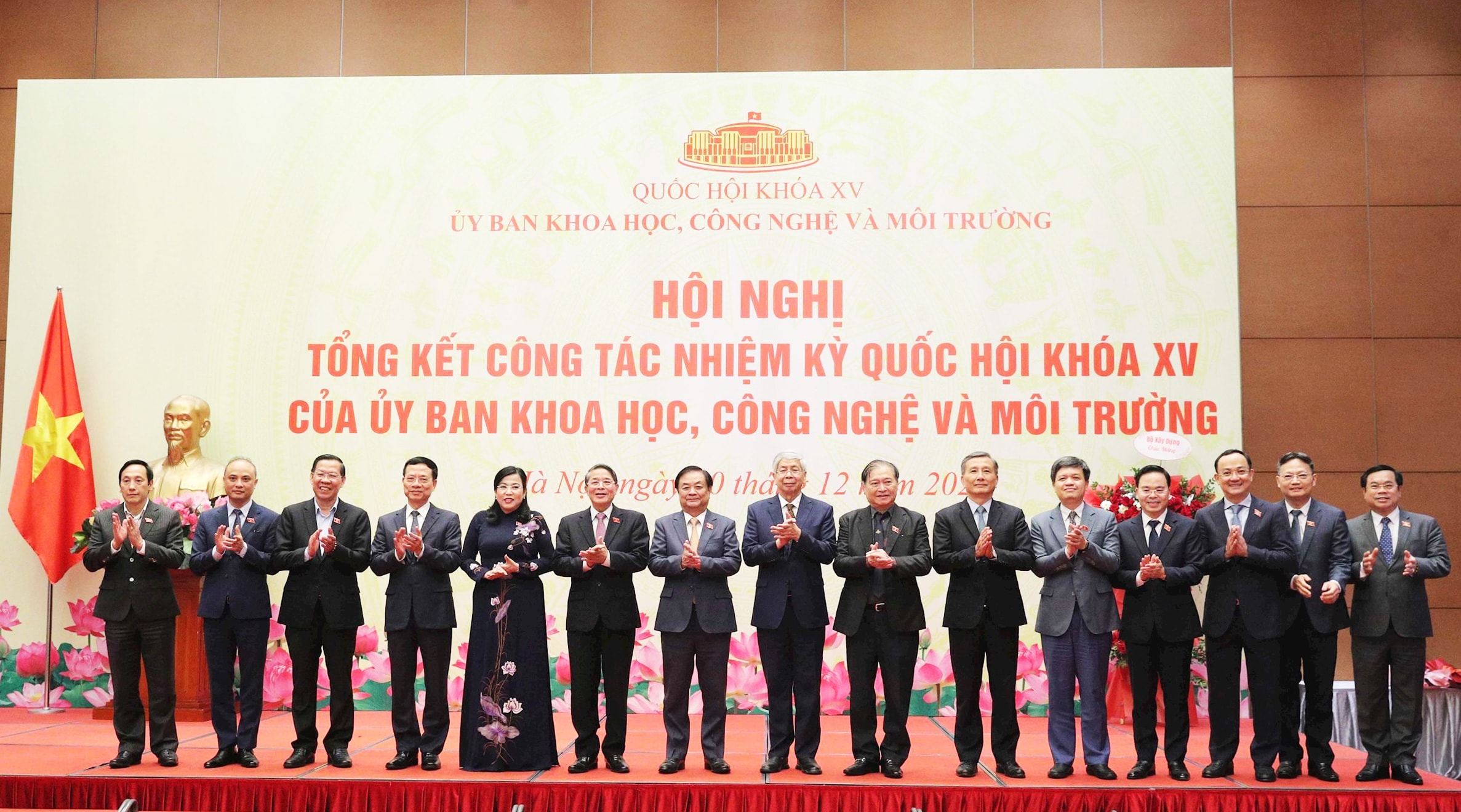 Delegații fac fotografii suvenir