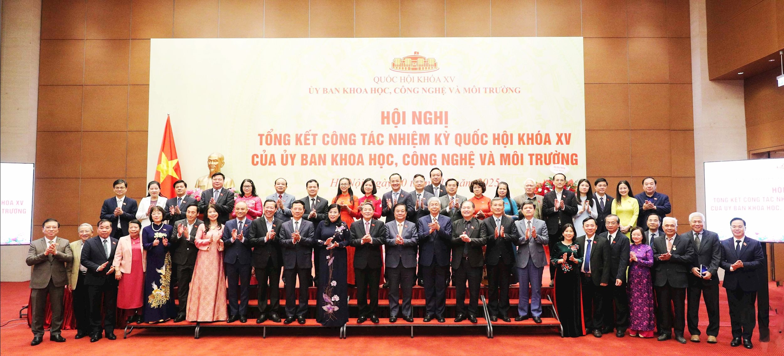 Delegații fac fotografii suvenir