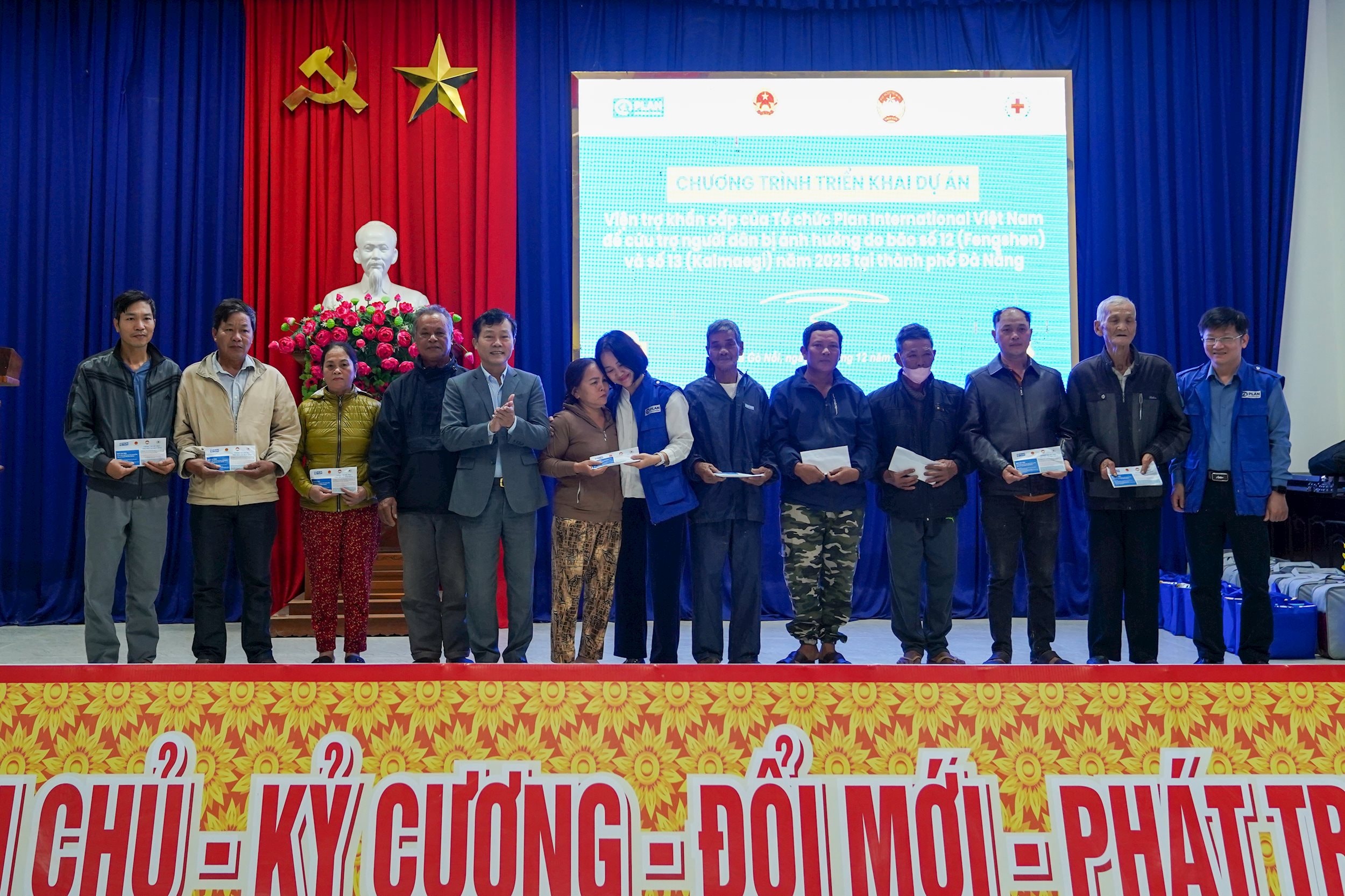 DSC04728 - Đại diện 10 hộ nhận Gói hỗ trợ tiền mặt hộ gia đình