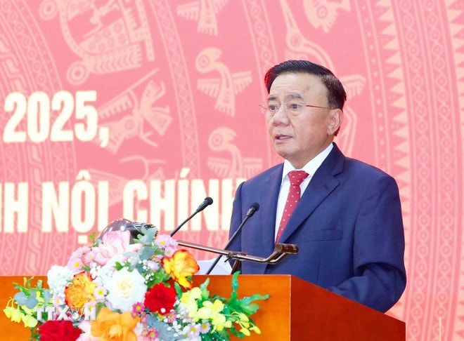 Đồng chí Trần Cẩm Tú, Uỷ viên Bộ Chính trị, Thường trực Ban Bí thư phát biểu chỉ đạo hội nghị. (Ảnh: Phương Hoa/TTXVN) ttxvn-noi-chinh.jpg