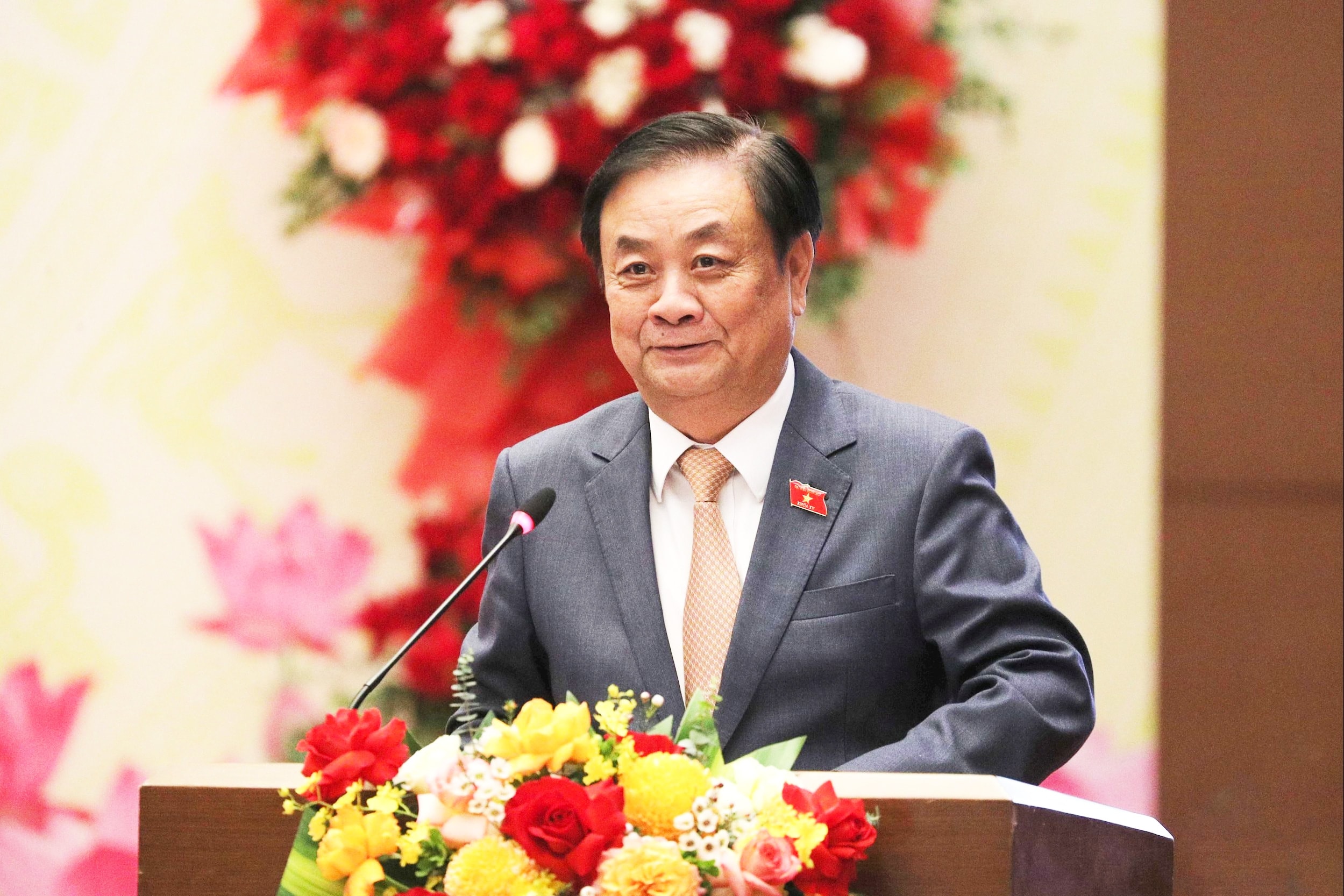 Vicepreședintele Adunării Naționale, Le Minh Hoan, susține un discurs.