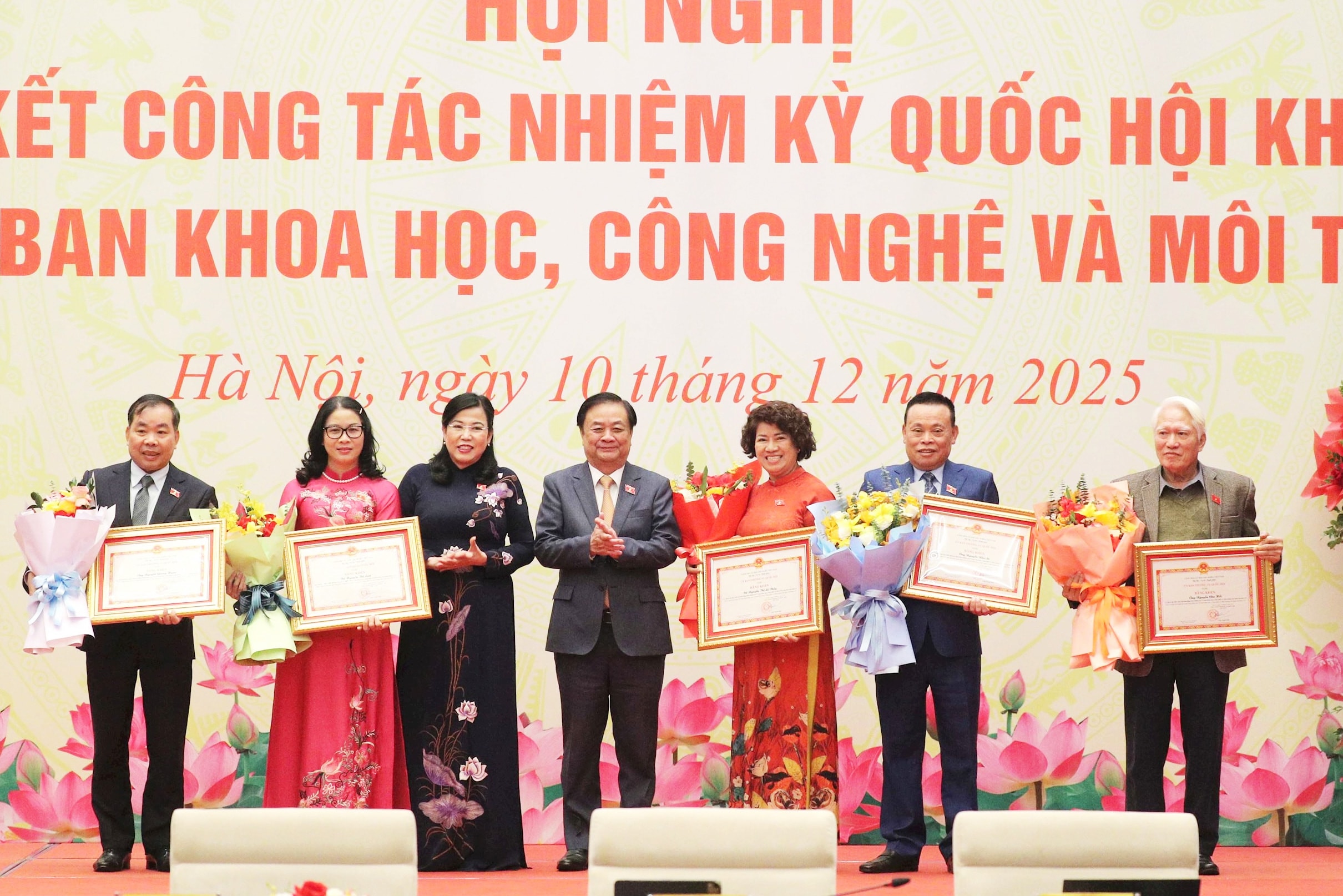 Vicepreședintele Adunării Naționale, Le Minh Hoan, a înmânat Certificate de Menționare din partea Comitetului Permanent al Adunării Naționale unui număr de cinci persoane, inclusiv deputaților Adunării Naționale Nguyen Thi Le Thuy, Nguyen Quang Huan, Nguyen Thi Lan, Nguyen Chu Hoi și Nguyen Nhu So, pentru realizările lor remarcabile în activitățile Comitetului pentru Știință, Tehnologie și Mediu în timpul celei de-a 15-a legislaturi a Adunării Naționale.