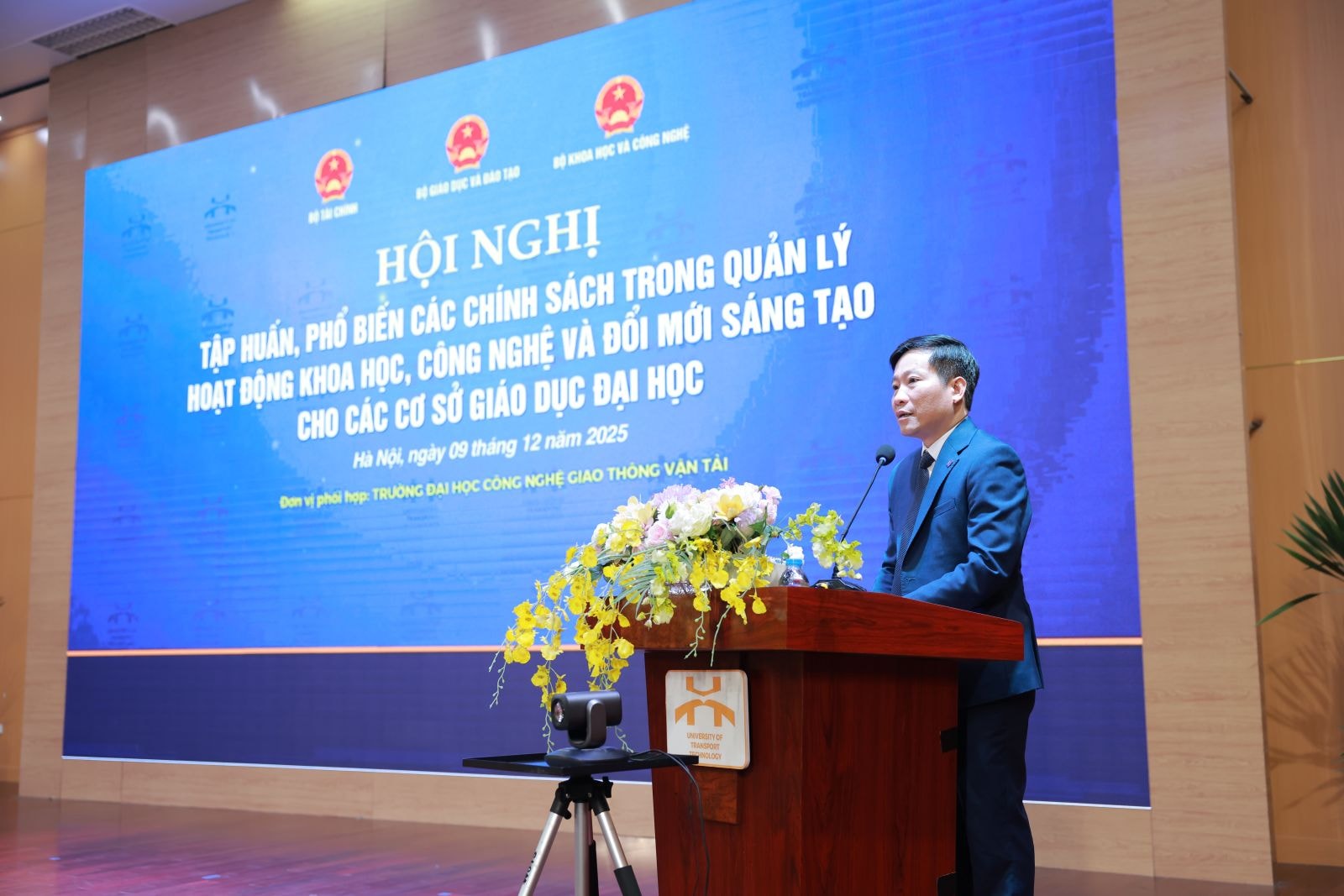 PGS.TS. Nguyễn Hoàng Long - Hiệu trưởng Nhà trường phát biểu tại Hội nghị