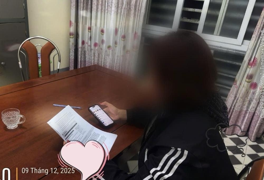 Công an kịp thời vào cuộc ngăn chặn vụ lừa đảo đảm bảo an toàn tài sản cho chị T. Ảnh: CAH