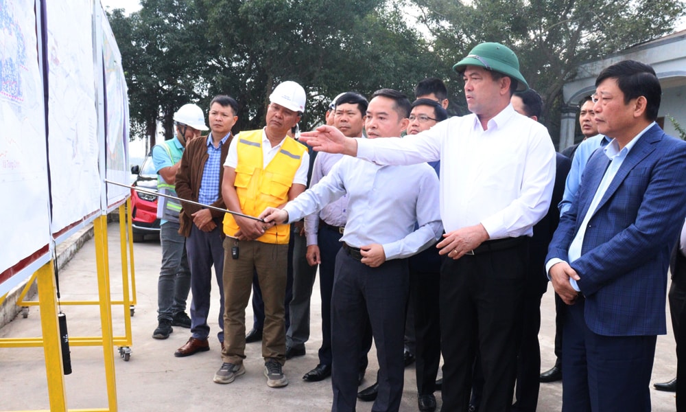 លោក ង្វៀន ហុងថាយ លេខាធិការបក្សខេត្ត បានស្នើសុំឱ្យអនុវត្តគម្រោងតាំងទីលំនៅថ្មីឱ្យបានឆាប់ ដើម្បីពន្លឿនដំណើរការឈូសឆាយដីសម្រាប់អាកាសយានដ្ឋានអន្តរជាតិ យ៉ាប៊ិញ។ រូបថត៖ PV