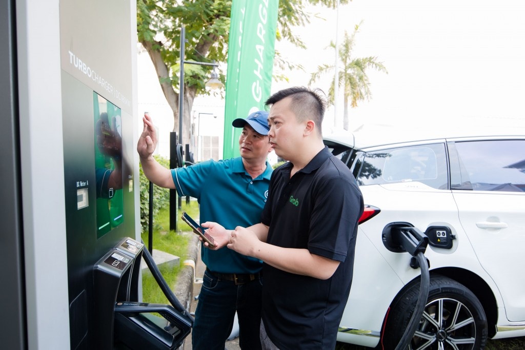 Bác tài Grab trải nghiệm trạm sạc của Charge+