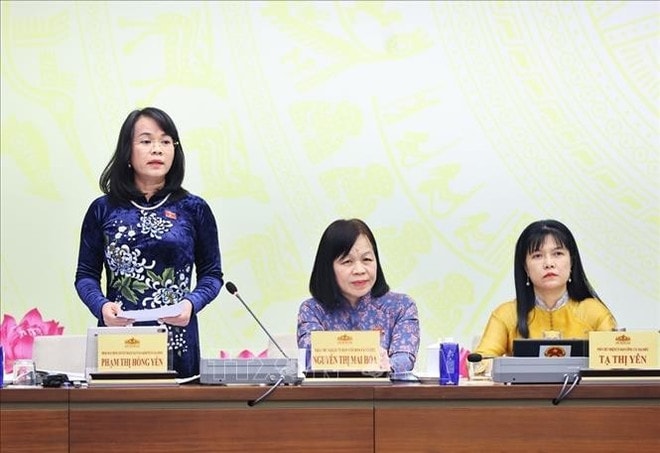 Pham Thi Hong Yen, a full-time deputy serving at the National Assembly’s Committee for Economic and Financial Affairs, speaks at the press conference (Photo: VNA) na7.jpg