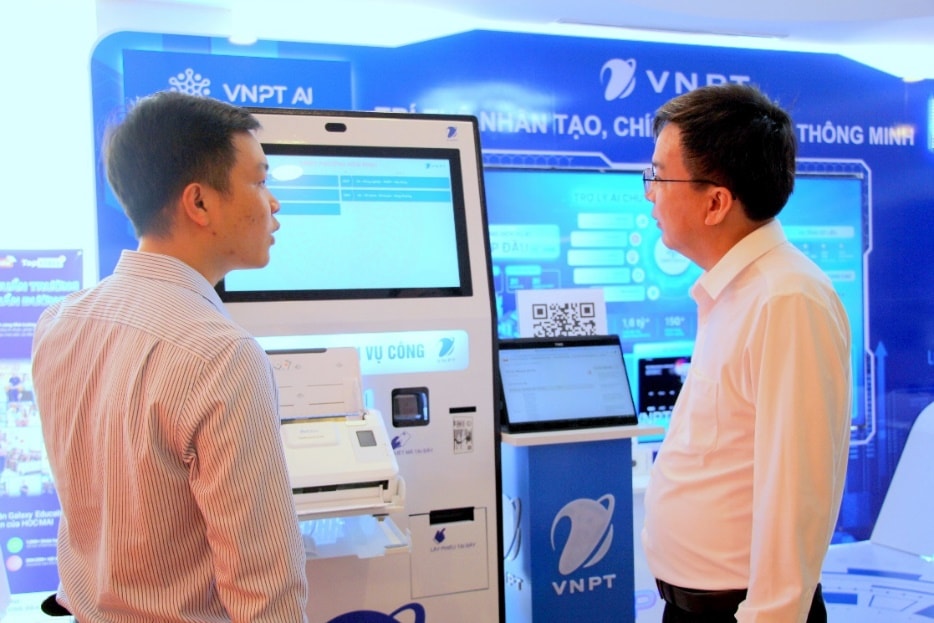 VNPT Phú Thọ giới thiệu, hướng dẫn giải pháp trí tuệ nhân tạo (AI) hỗ trợ giải quyết thủ tục hành chính công trong khuôn khổ Hội thảo nhân Ngày chuyển đổi số quốc gia do Sở Khoa học và Công nghệ tổ chức ngày 9/10/2025