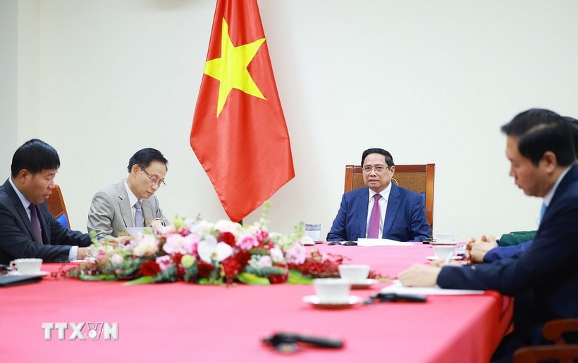 Thủ tướng Phạm Minh Chính điện đàm với Thủ tướng Malaysia Anwar Ibrahim. (Ảnh: Dương Giang/TTXVN)