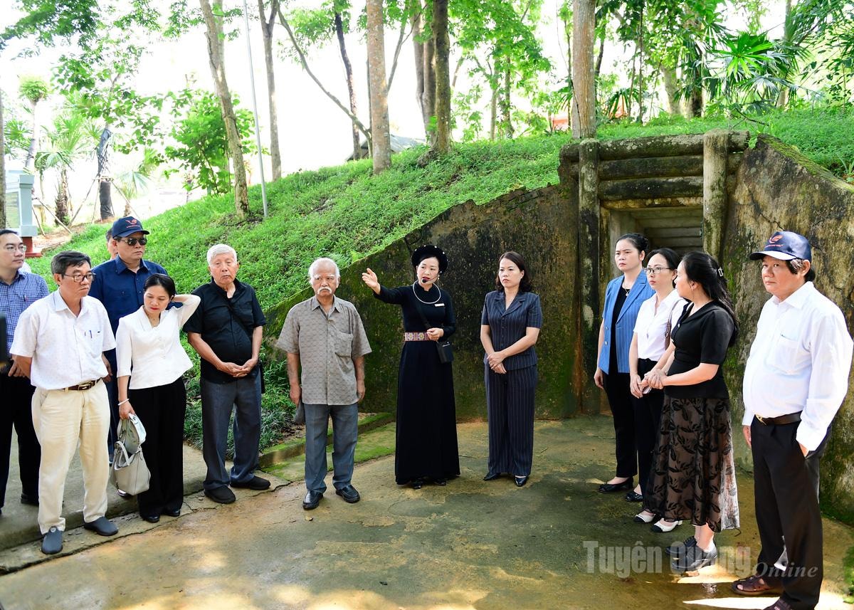 Các đại biểu nghe thuyết minh tại Khu di tích Ban Thường trực Quốc hội.