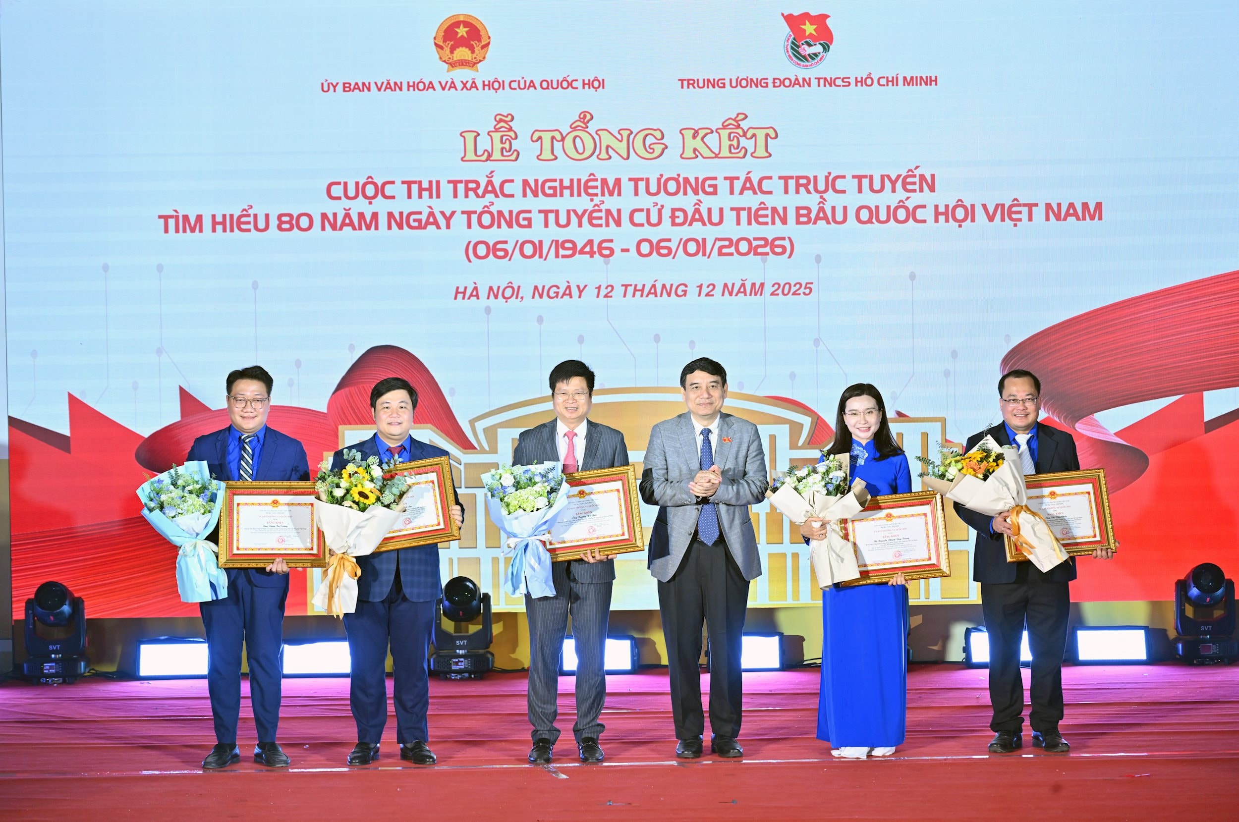 ປະທານຄະນະກຳມະການວັດທະນະທຳ ແລະ ສັງຄົມ ຫງວຽນດັກວິງ ໄດ້ມອບໃບຢັ້ງຢືນຊົມເຊີຍໃຫ້ແກ່ຜູ້ຕາງໜ້າບັນດາຫົວໜ່ວຍ.