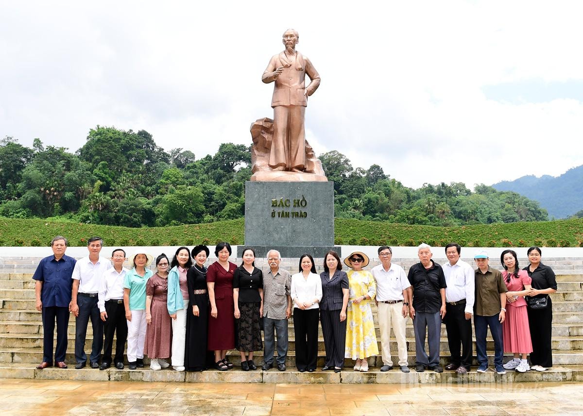 Đại biểu chụp ảnh lưu niệm tại tượng đài Bác Hồ ở Tân Trào.