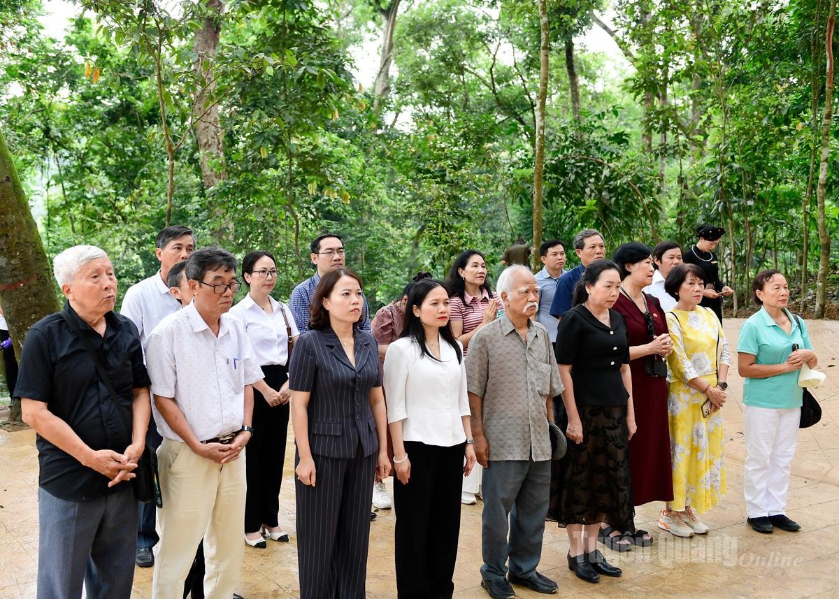 Đoàn đại biểu dâng hương tại di tích lán Nà Nưa.