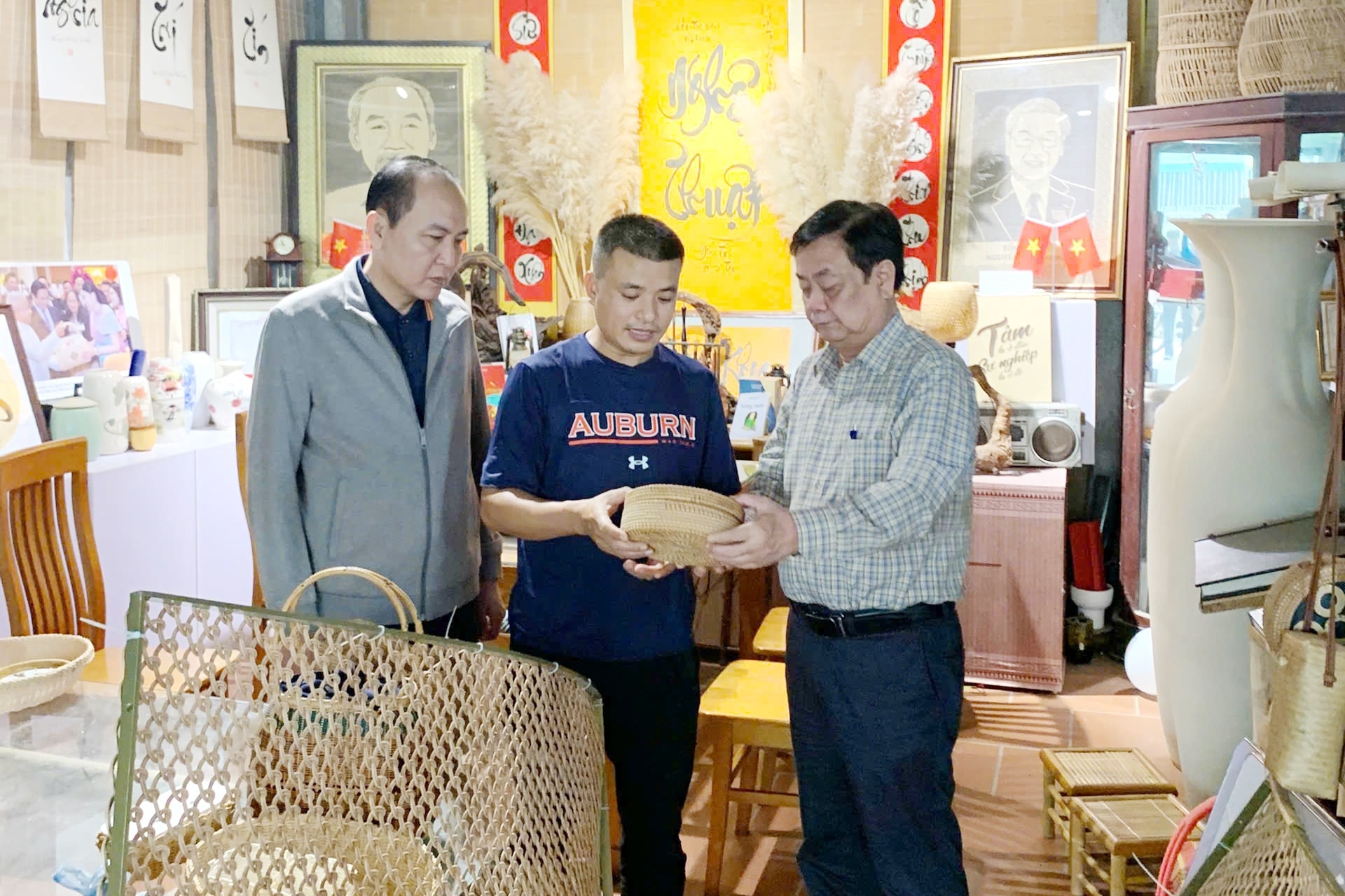 Phó Chủ tịch Quốc hội Lê Minh Hoan bên sản phẩm mây tre đan tinh tế của Làng nghề Phú Vinh, Hà Nội