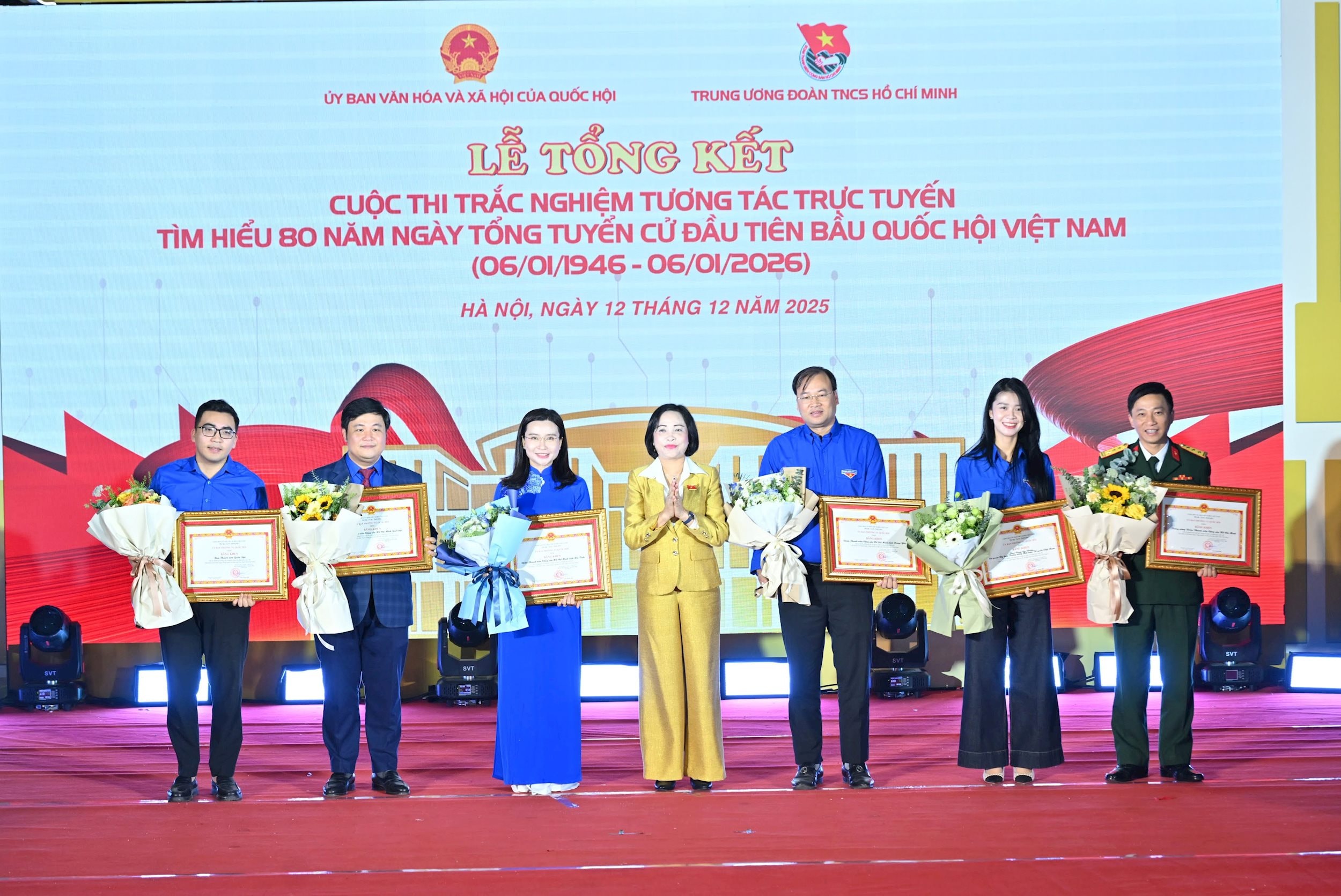 Phó Chủ tịch Quốc hội Nguyễn Thị Thanh trao tặng Bằng khen của Ủy ban Thường vụ Quốc hội cho Tỉnh đoàn Hưng Yênđại diện các tập thể có thành tích xuất sắc trong tổ chức và tham gia Cuộc thi. Ảnh: Quang Khánh