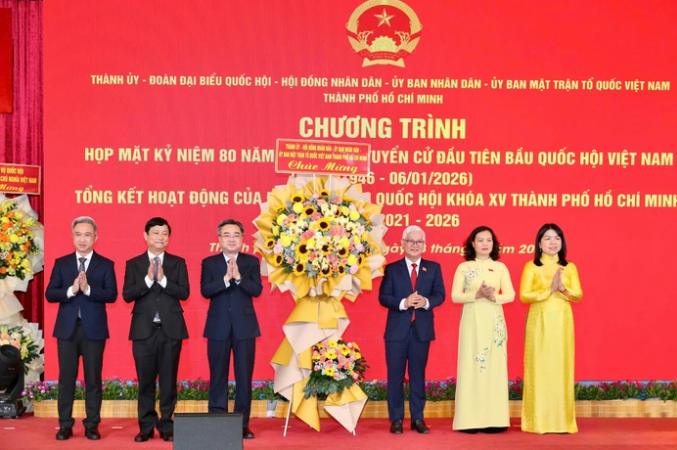 Thành ủy - HĐND - UBND - Ủy ban MTTQ Việt Nam thành phố tặng hoa chúc mừng Đoàn ĐBQH thành phố