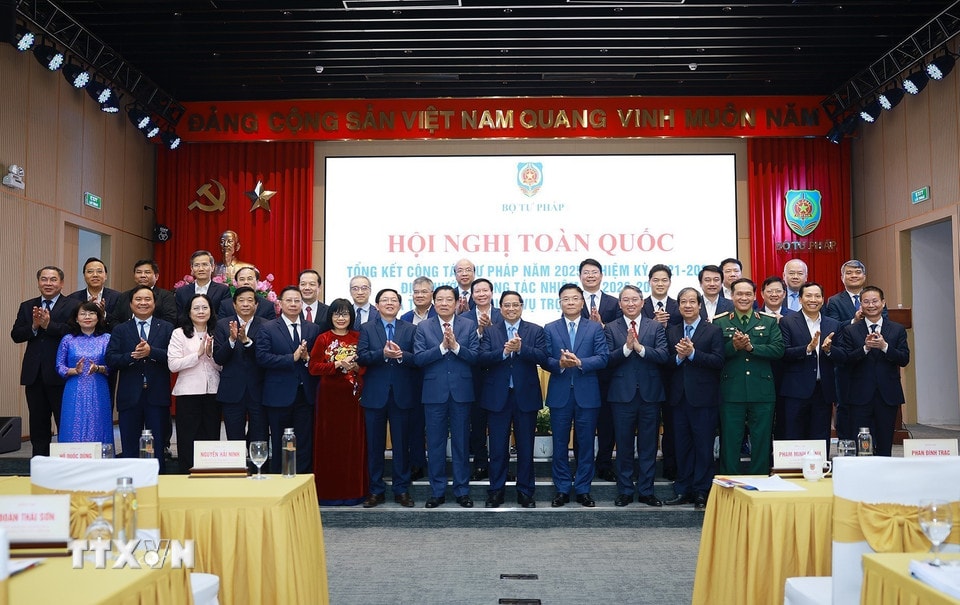 팜 민 찐 총리가 2025년 법무부 업무 개요를 발표하는 전국 회의에 참석한 대표단과 함께 있다. (사진: Duong Giang/VNA)