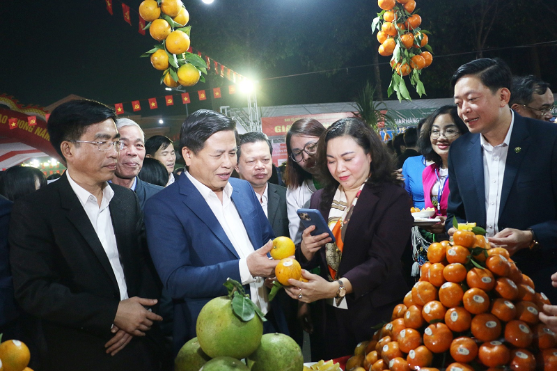 De afgevaardigden scannen de traceerbaarheidscodes van de Cao Phong-sinaasappels.