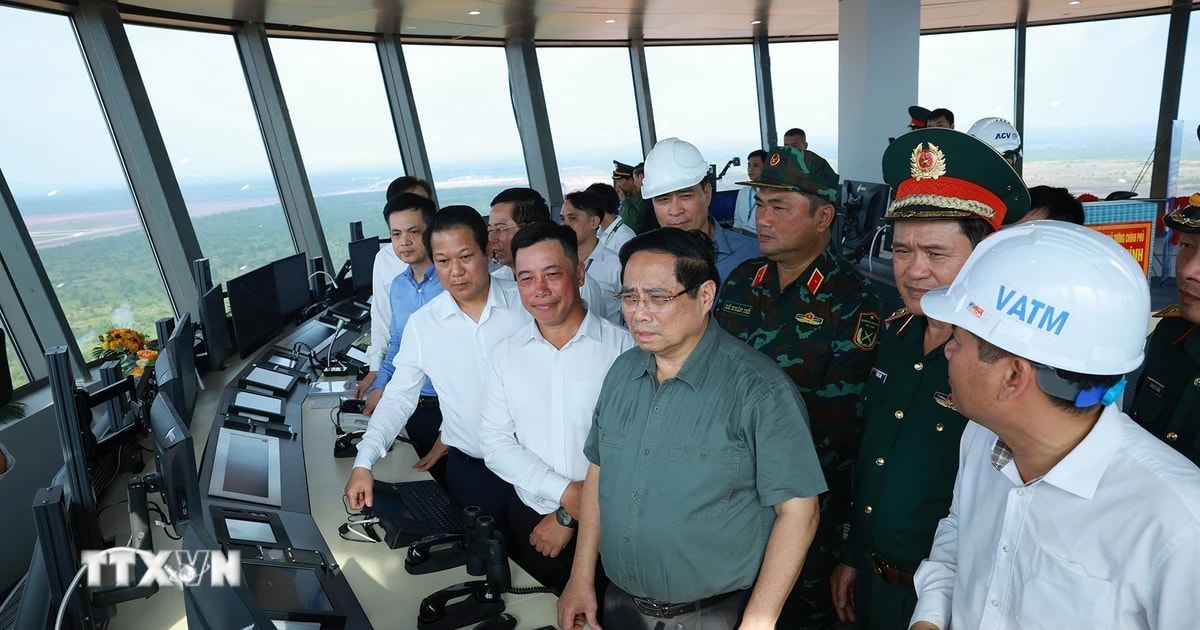 Thủ tướng Phạm Minh Chính kiểm tra, thị sát Dự án cảng hàng không quốc tế Long Thành từ Đài kiếm soát không lưu. (Ảnh: Dương Giang/TTXVN)