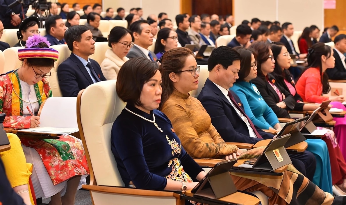 Các đại biểu HĐND tỉnh tại kỳ họp.