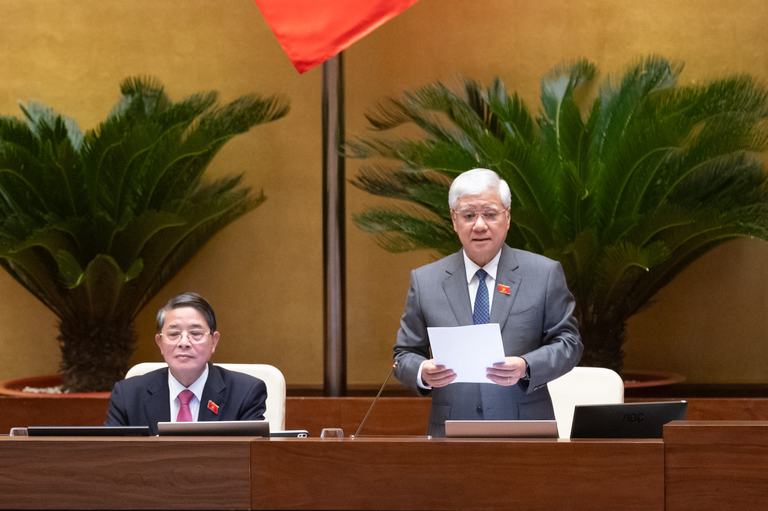 Do Van Chien, lid van het Politbureau en vast vicevoorzitter van de Nationale Vergadering, zat de zitting voor.