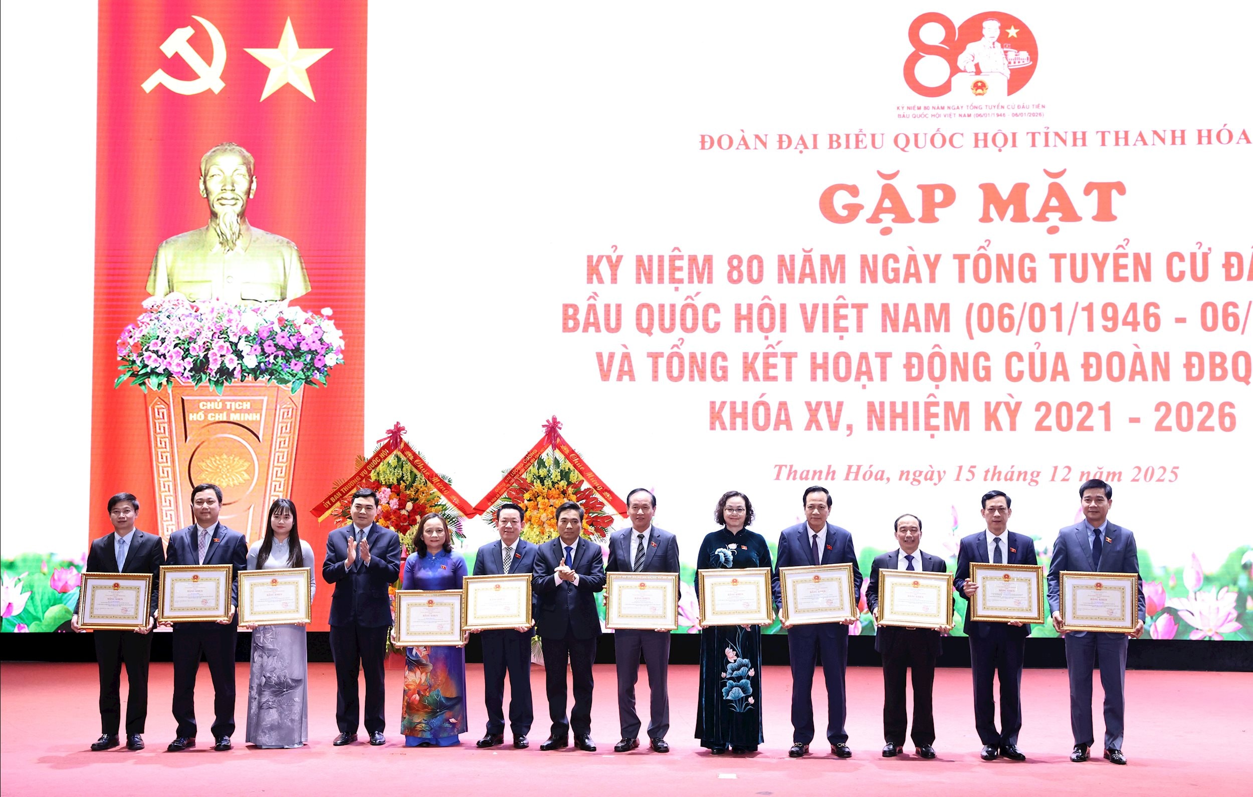 លោក ង្វៀន ដួនអាញ លេខាគណៈកម្មាធិការបក្សខេត្តថាញ់ហ័រ បានប្រគល់ប័ណ្ណសរសើរដល់បុគ្គលដែលមានការរួមចំណែកដ៏លេចធ្លោក្នុងភាពជោគជ័យនៃគណៈប្រតិភូតំណាងរាស្ត្រខេត្តថាញ់ហ័រ អាណត្តិទី១៥។