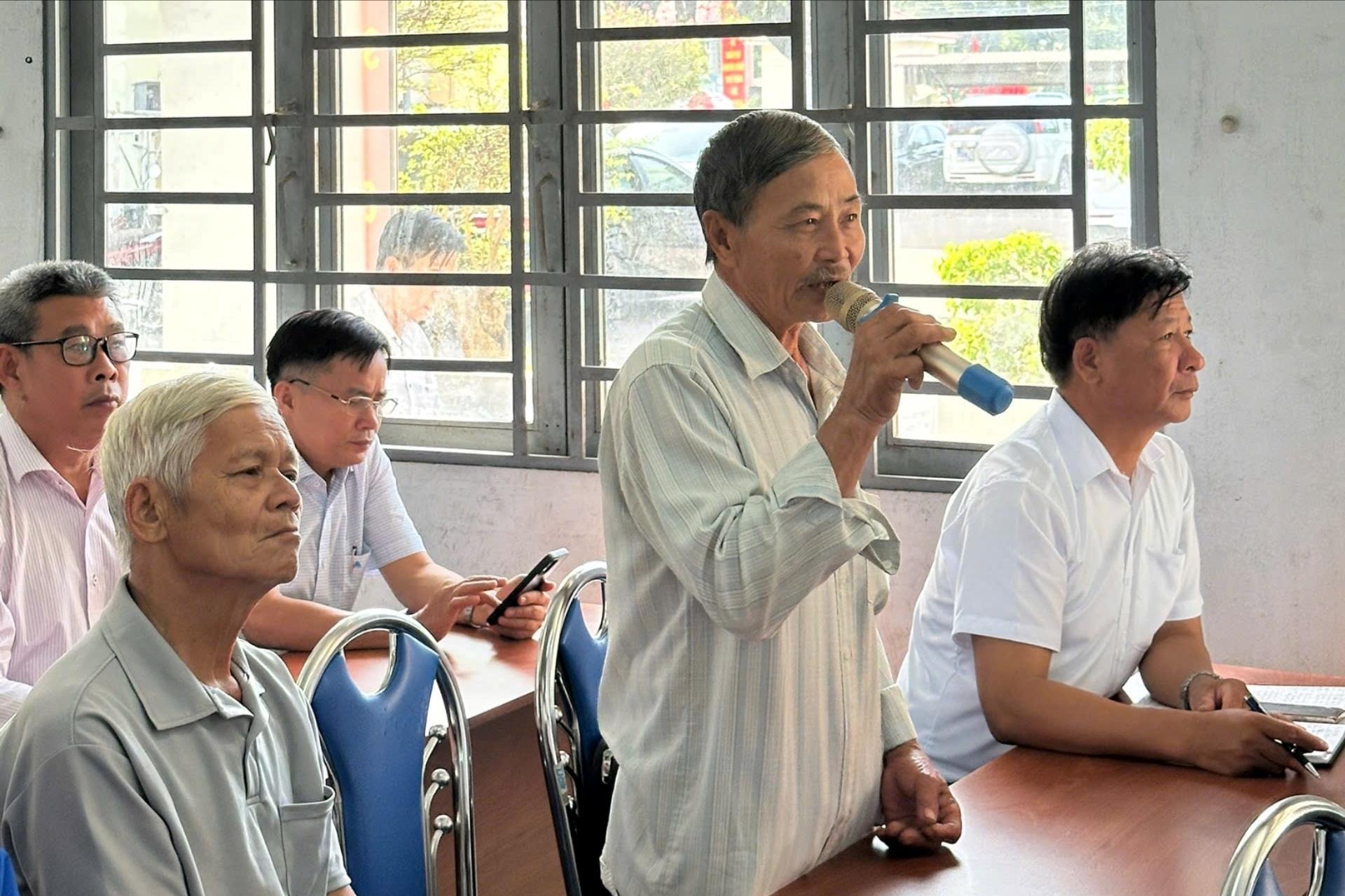 អ្នកបោះឆ្នោតបានលើកឡើងនូវសំណូមពរនៅក្នុងកិច្ចប្រជុំ។