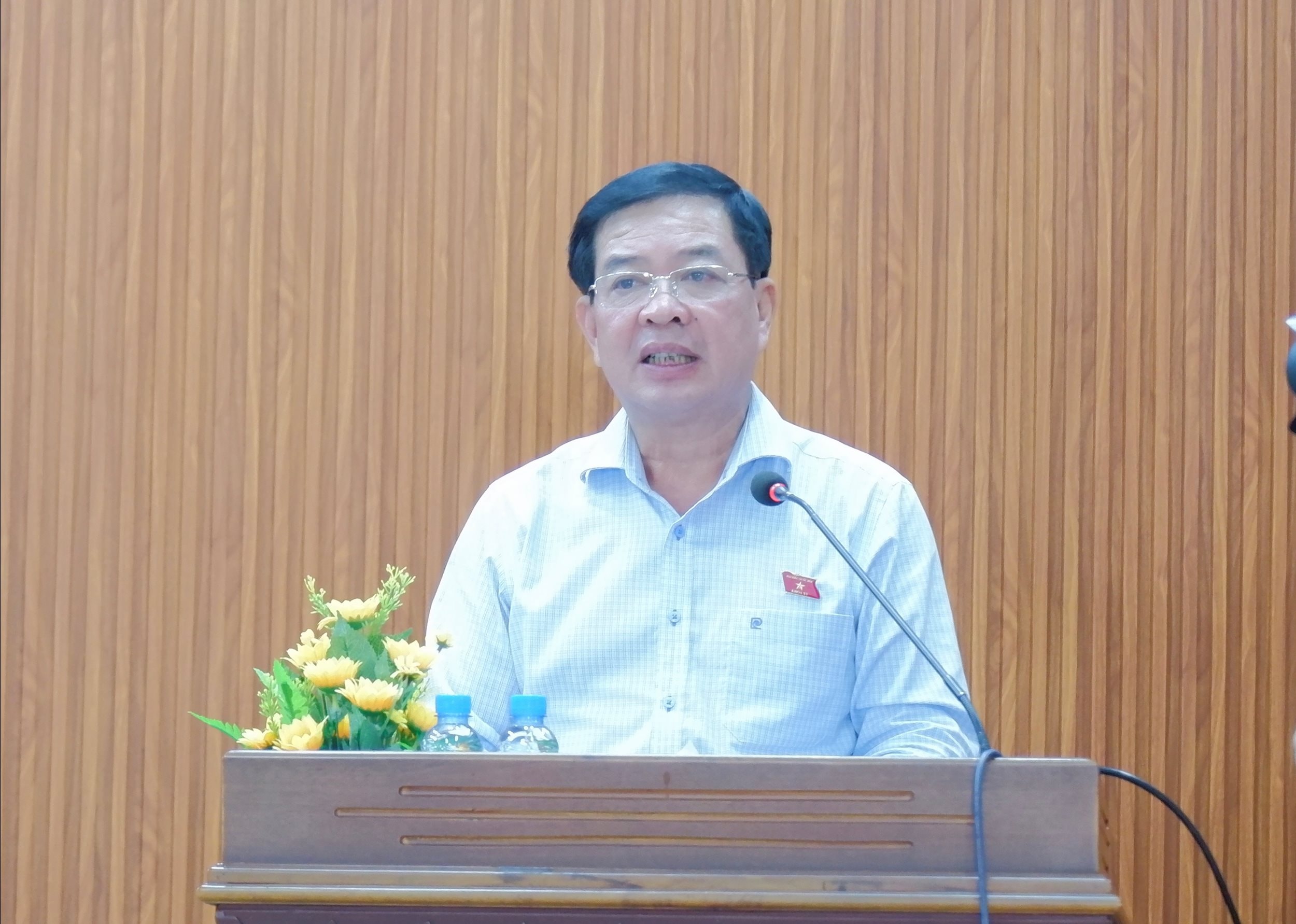 លោក ផាន់ វ៉ាន់ ហ្ស៊ុង អនុប្រធានរដ្ឋសភា រាយការណ៍ជូនអ្នកបោះឆ្នោតអំពីលទ្ធផលនៃសម័យប្រជុំលើកទី១០។