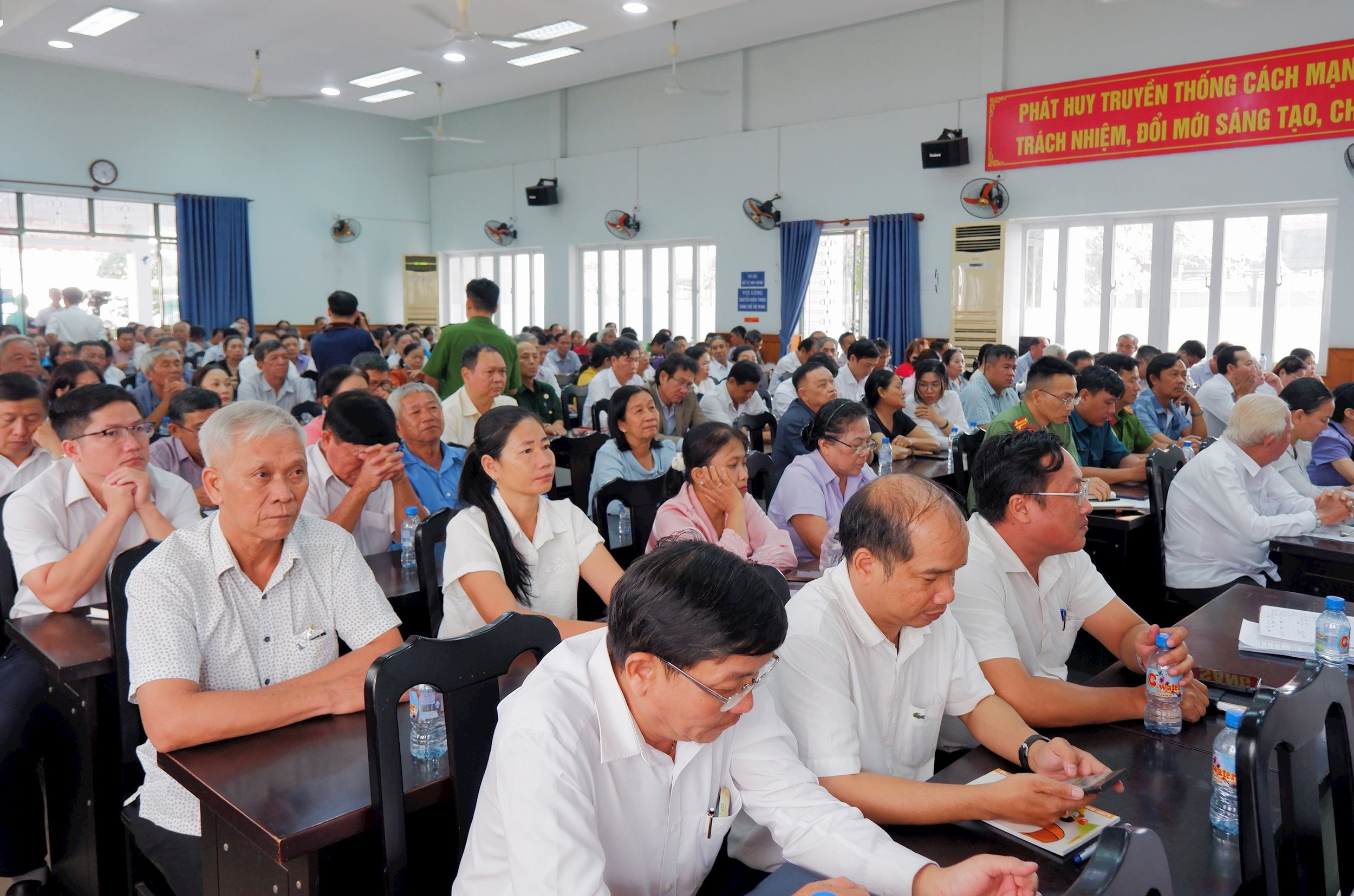 អ្នកបោះឆ្នោតមួយចំនួនធំបានចូលរួមសន្និសីទនេះ។