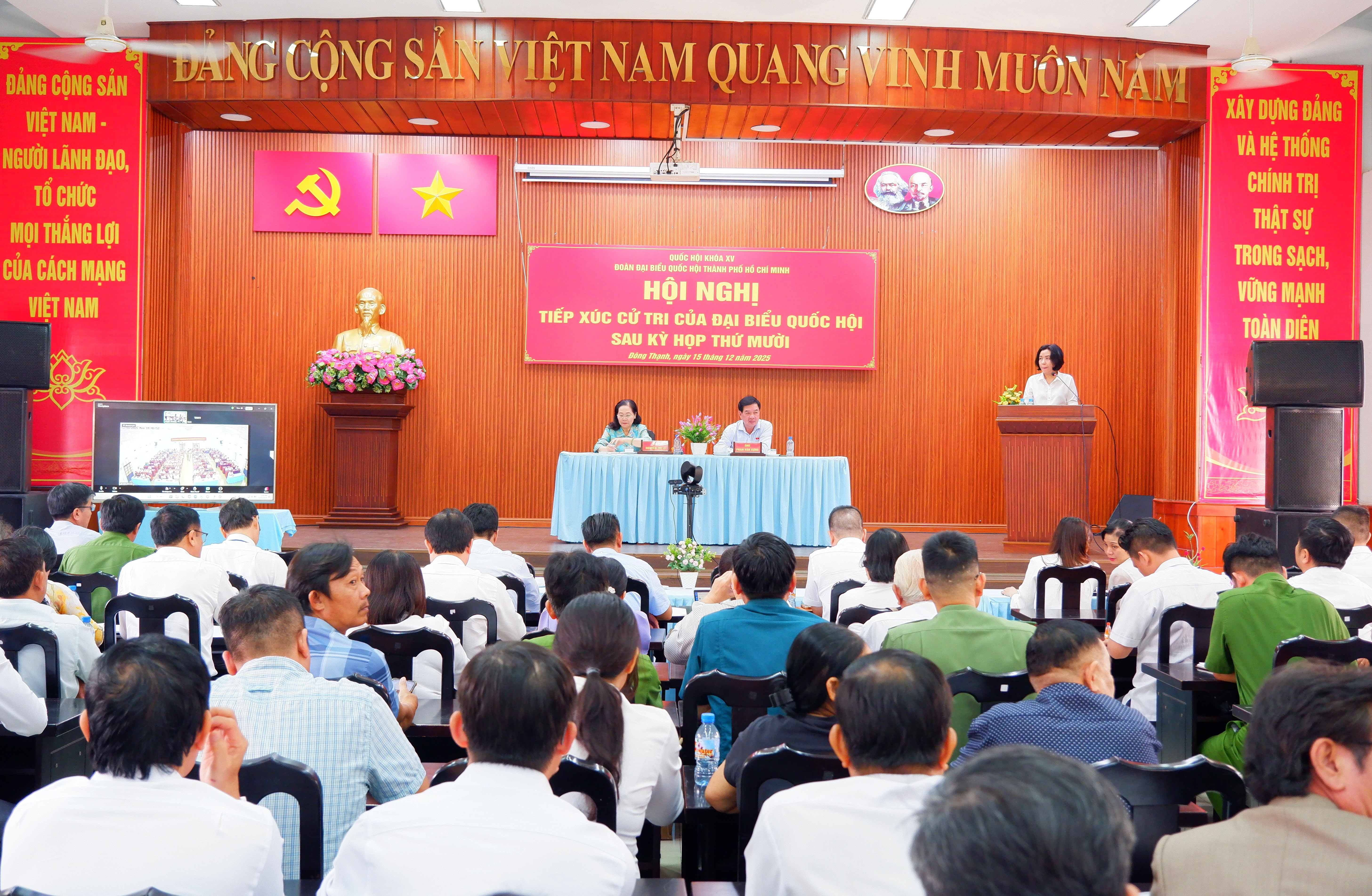 ទិដ្ឋភាពនៃសន្និសីទចម្រុះរវាងភាគីទាំងពីរ និងសន្និសីទអនឡាញ។ រូបថត៖ ហ័រ ឡេ