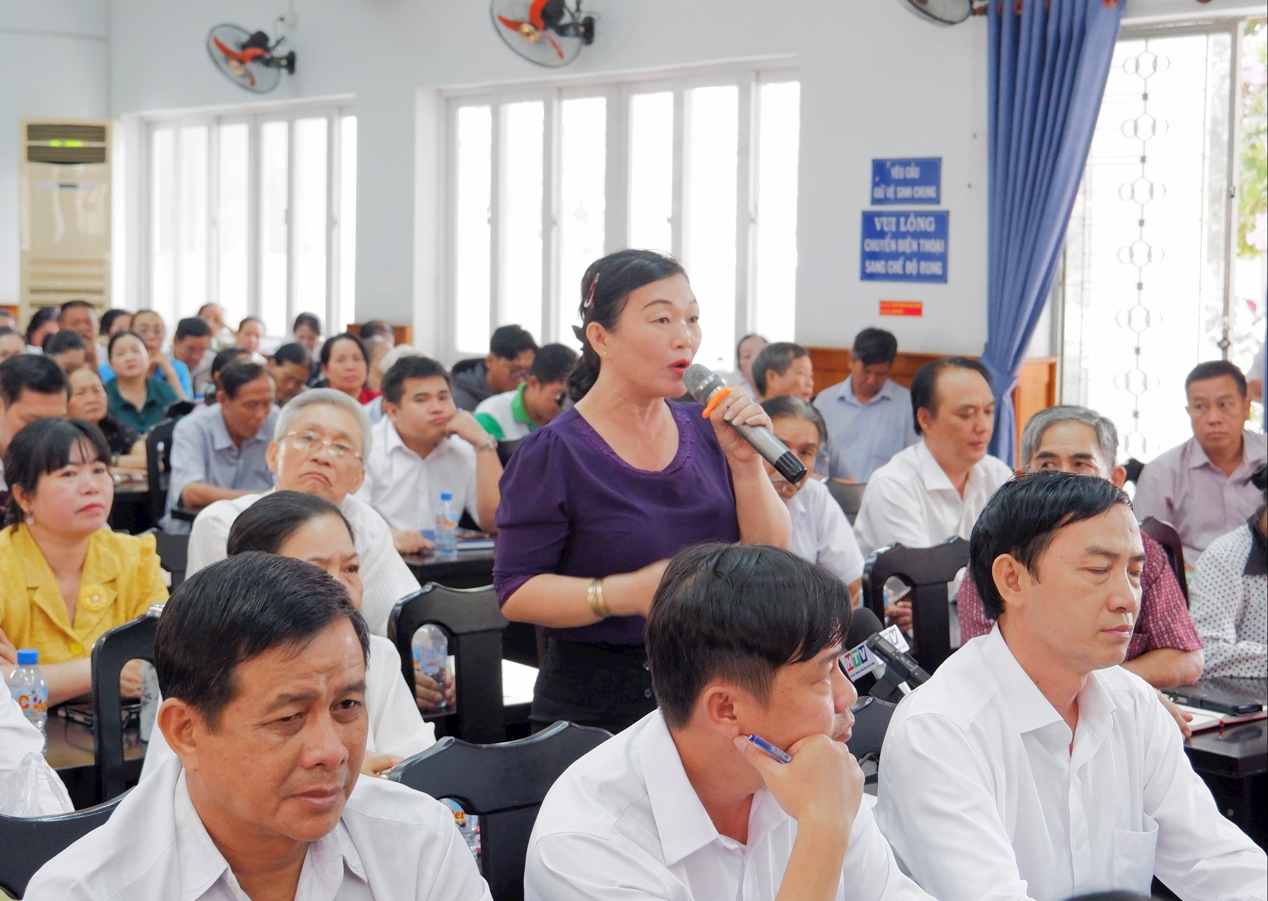 អ្នកបោះឆ្នោតបញ្ចេញមតិរបស់ពួកគេនៅក្នុងសន្និសីទ។ រូបថត៖ ហ័រឡេ