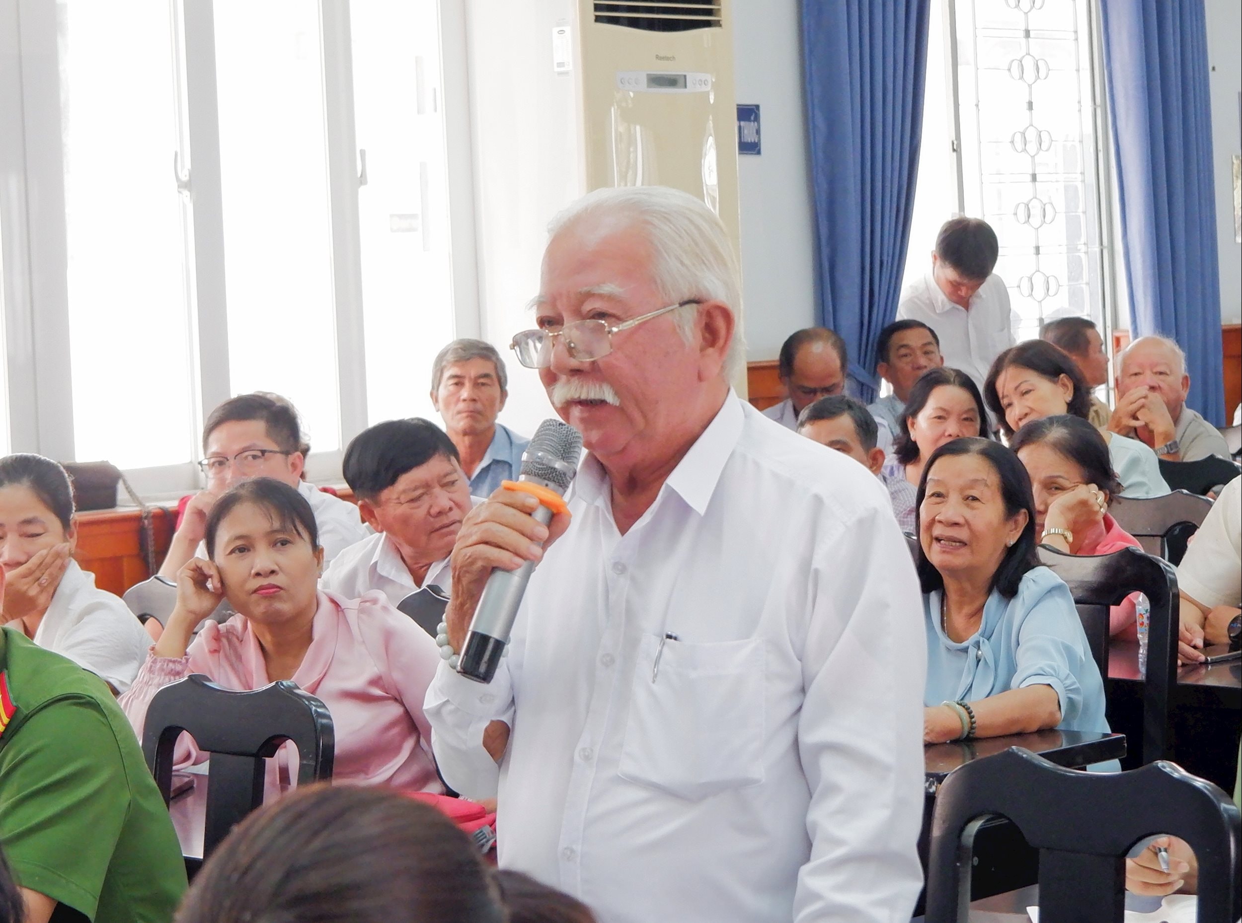 អ្នកបោះឆ្នោតបញ្ចេញមតិរបស់ពួកគេនៅក្នុងសន្និសីទ។ រូបថត៖ ហ័រឡេ