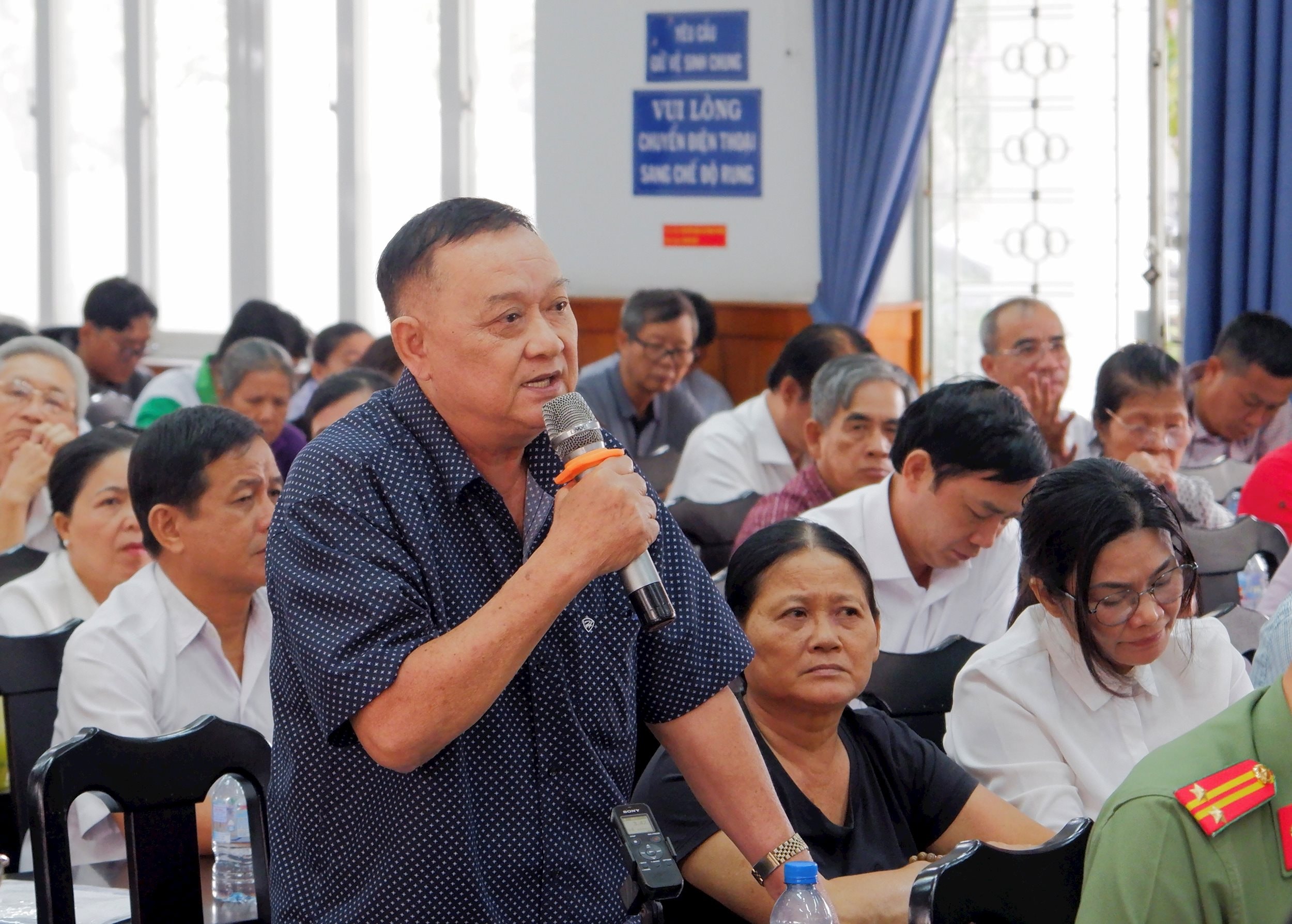 អ្នកបោះឆ្នោតបញ្ចេញមតិរបស់ពួកគេនៅក្នុងសន្និសីទ។ រូបថត៖ ហ័រឡេ