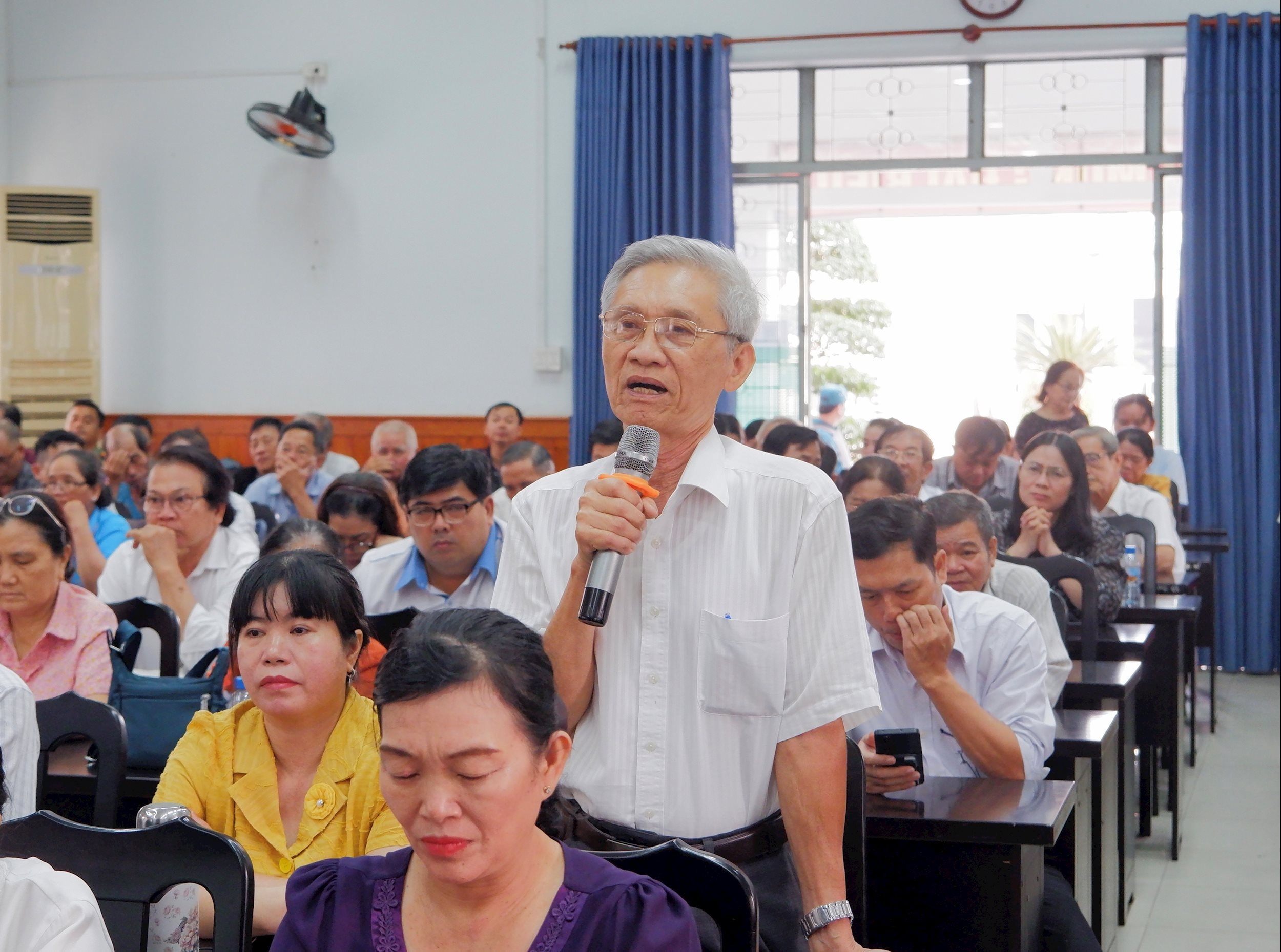 អ្នកបោះឆ្នោតបញ្ចេញមតិរបស់ពួកគេនៅក្នុងសន្និសីទ។ រូបថត៖ ហ័រឡេ