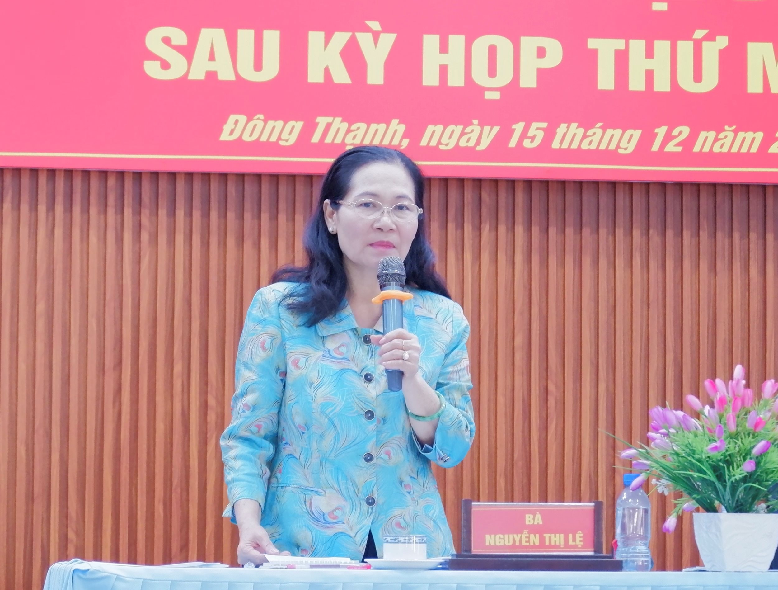 លោកស្រី ង្វៀន ធីឡេ អនុប្រធានរដ្ឋសភា ថ្លែងសុន្ទរកថានៅក្នុងសន្និសីទ។ រូបថត៖ ហ្វាឡេ