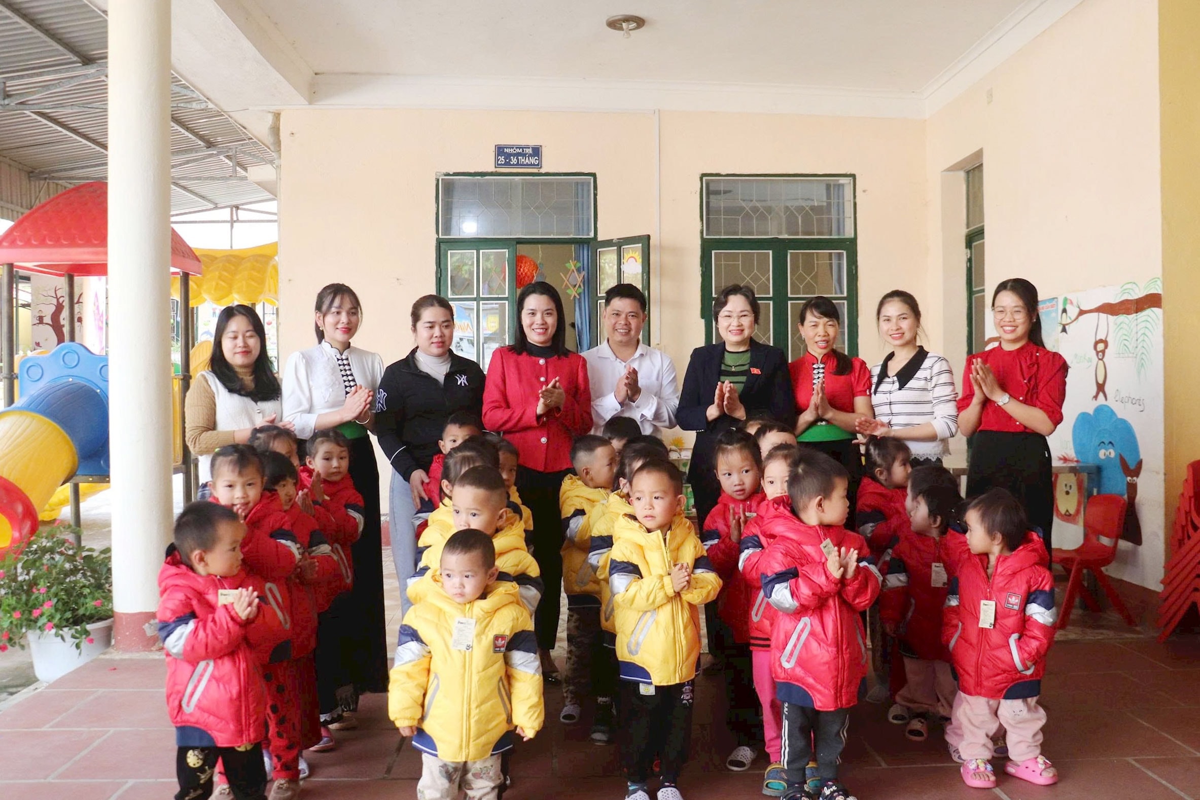 Trao tặng áo ấm cho Trường Mầm non số 1 Nà Nhạn