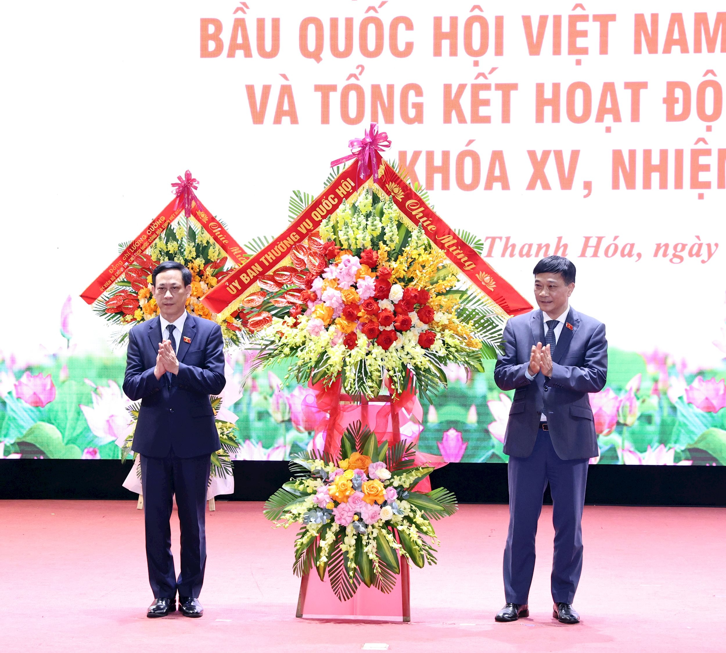 អនុប្រធានរដ្ឋសភា វូ ហុង ថាញ់ ជូនផ្កាដល់គណៈប្រតិភូសមាជិករដ្ឋសភាមកពីខេត្តថាញ់ហ័រ។