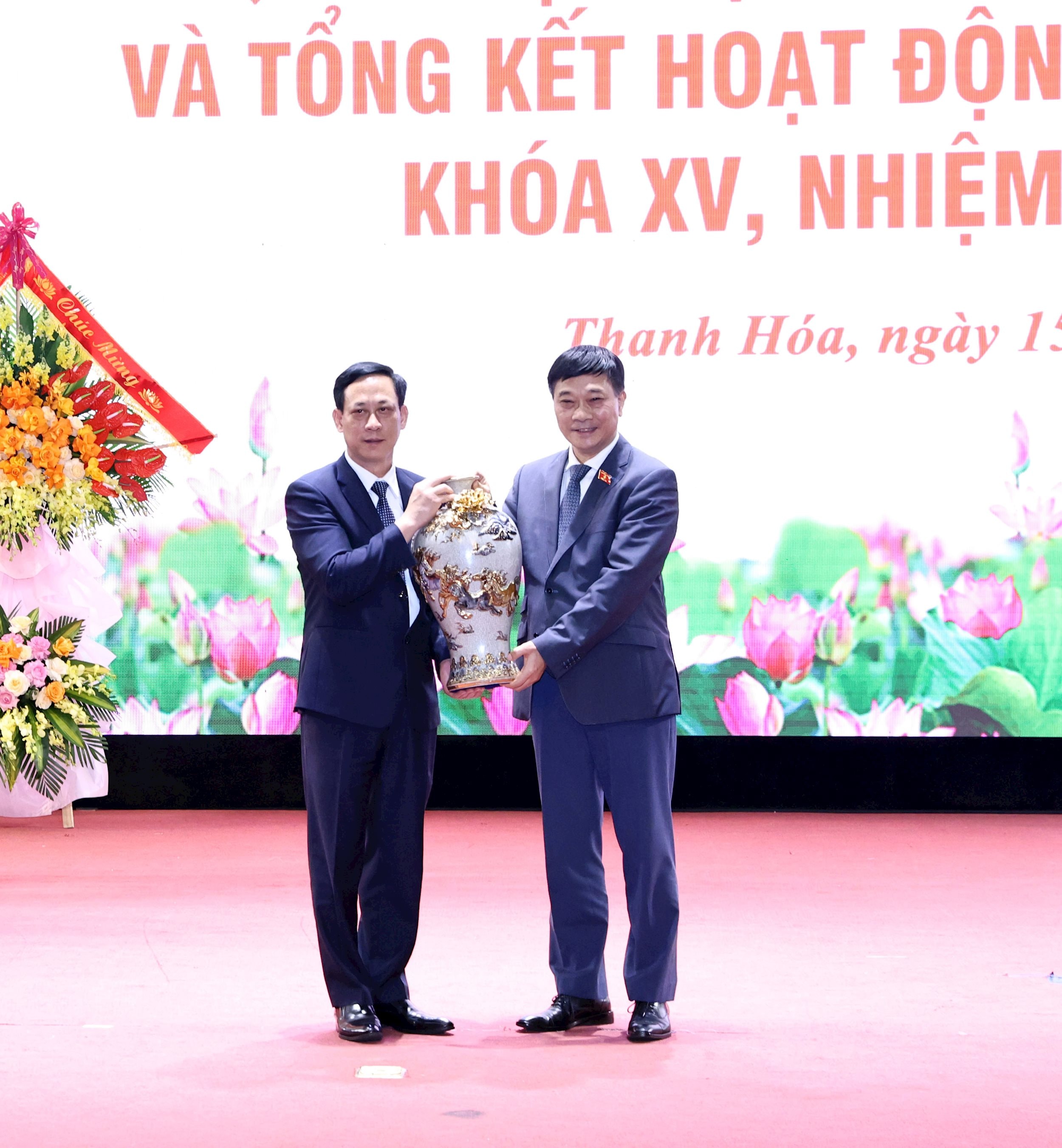 អនុប្រធានរដ្ឋសភា វូ ហុង ថាញ់ ប្រគល់អំណោយដល់គណៈប្រតិភូតំណាងរដ្ឋសភាមកពីខេត្តថាញ់ហ័រ។