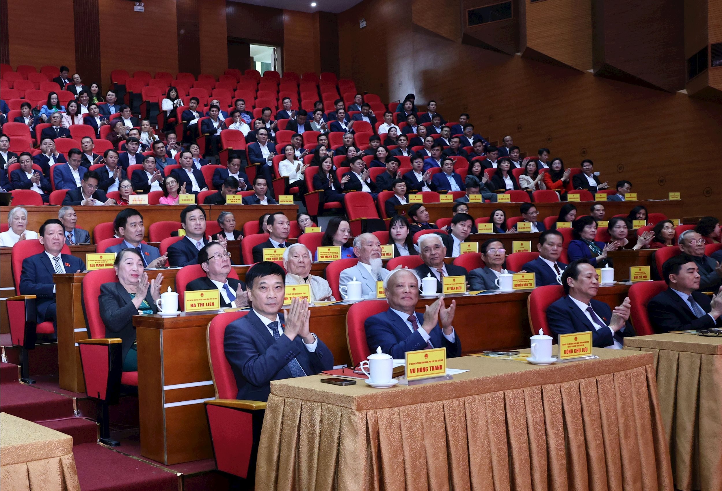 អនុប្រធានរដ្ឋសភា វូ ហុង ថាញ់ និងប្រតិភូដែលចូលរួមកិច្ចប្រជុំ។