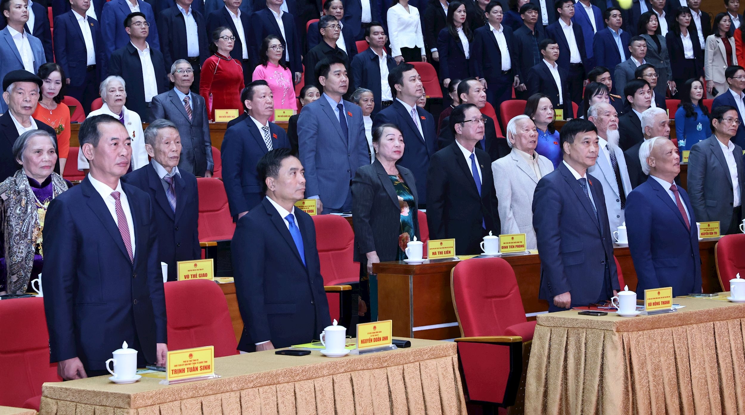 អនុប្រធានរដ្ឋសភា វូ ហុង ថាញ់ និងគណៈប្រតិភូ សម្តែងពិធីលើកទង់ជាតិ។