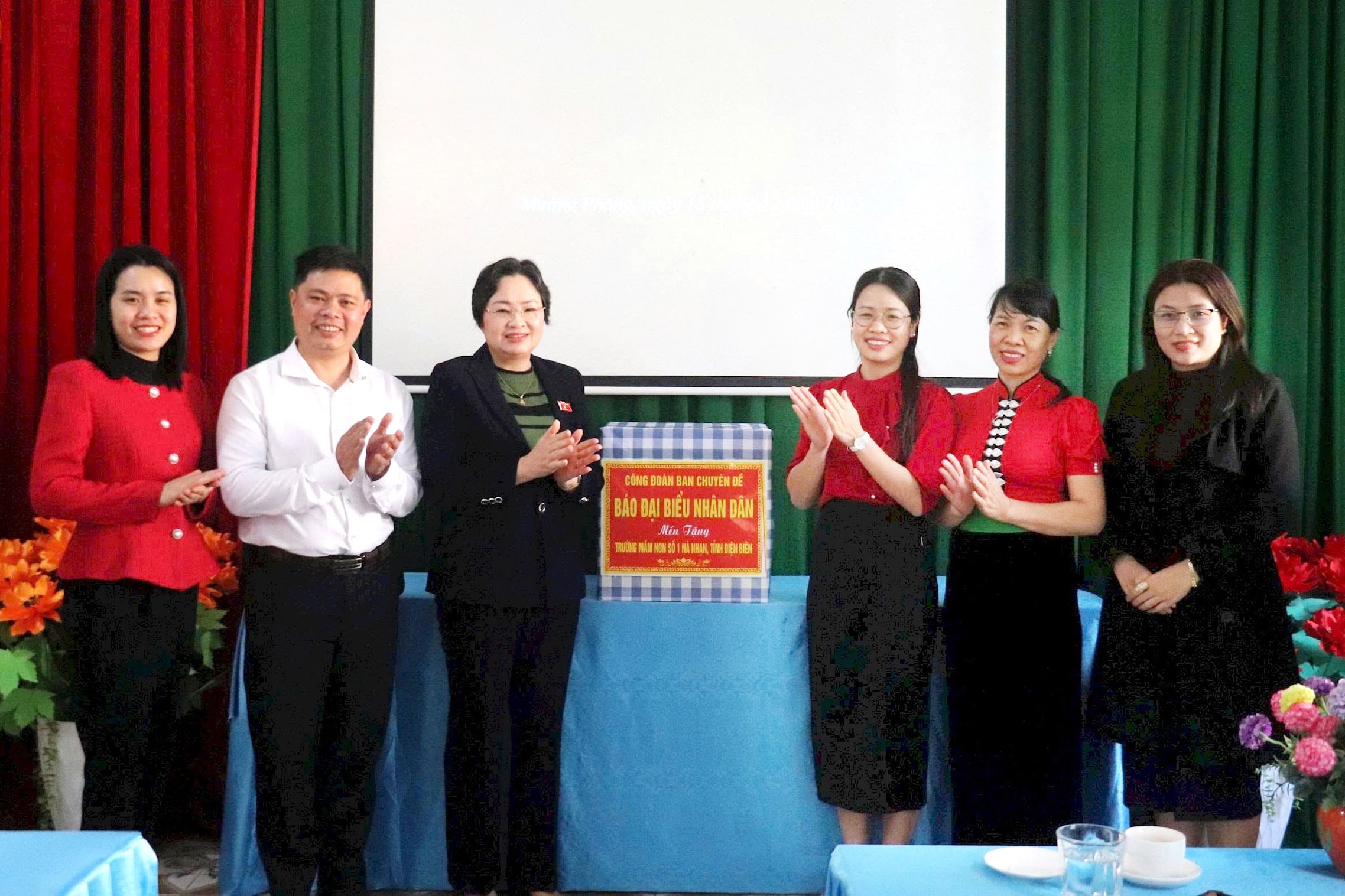 Phó Trưởng Đoàn chuyên trách, phụ trách Đoàn Đại biểu Quốc hội tỉnh Điện Biên Lò Thị Luyến trao tặng áo ấm cho Trường Mầm non số 1 Nà Nhạn, xã Mường Phăng