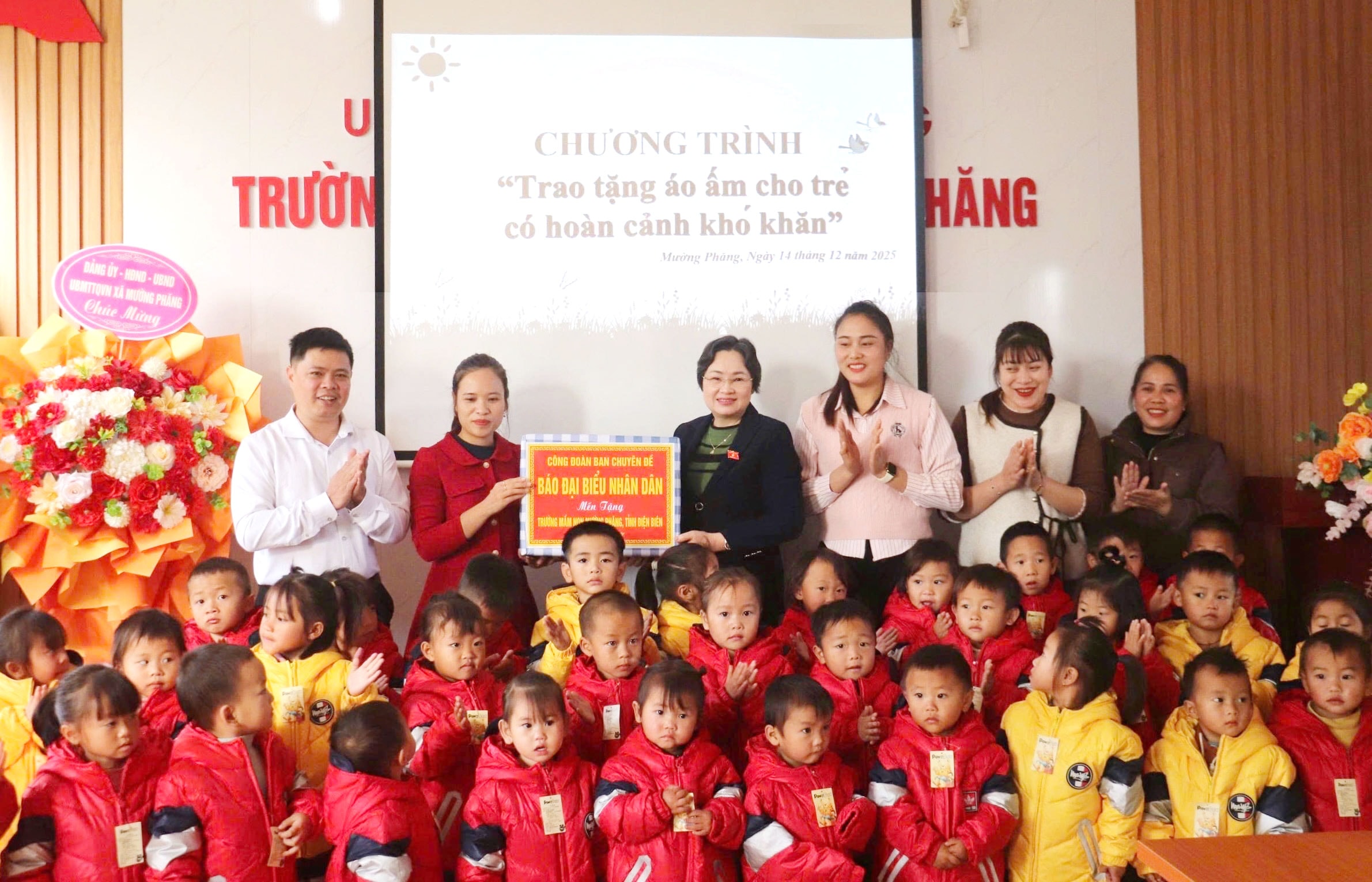 Trao tặng áo ấm cho học sinh Trường Mầm non Mường Phăng